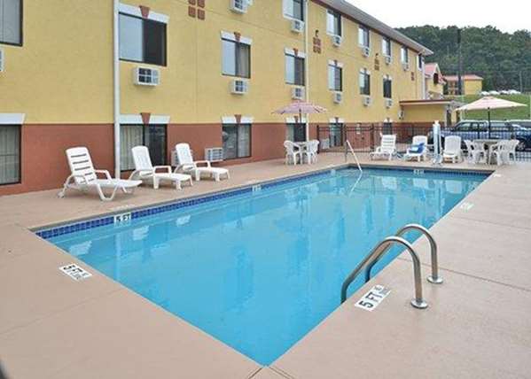 Pool - Econo Lodge Cartersville