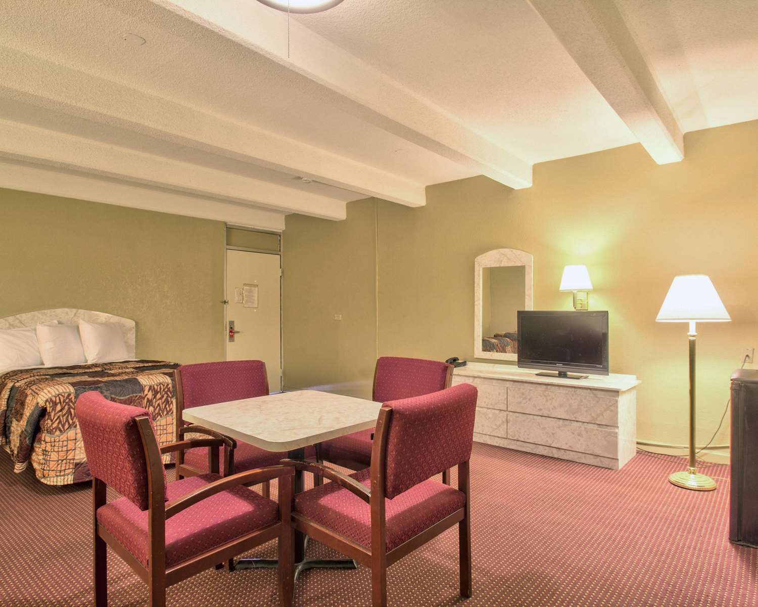 Econo Lodge Donalsonville, GA See Discounts