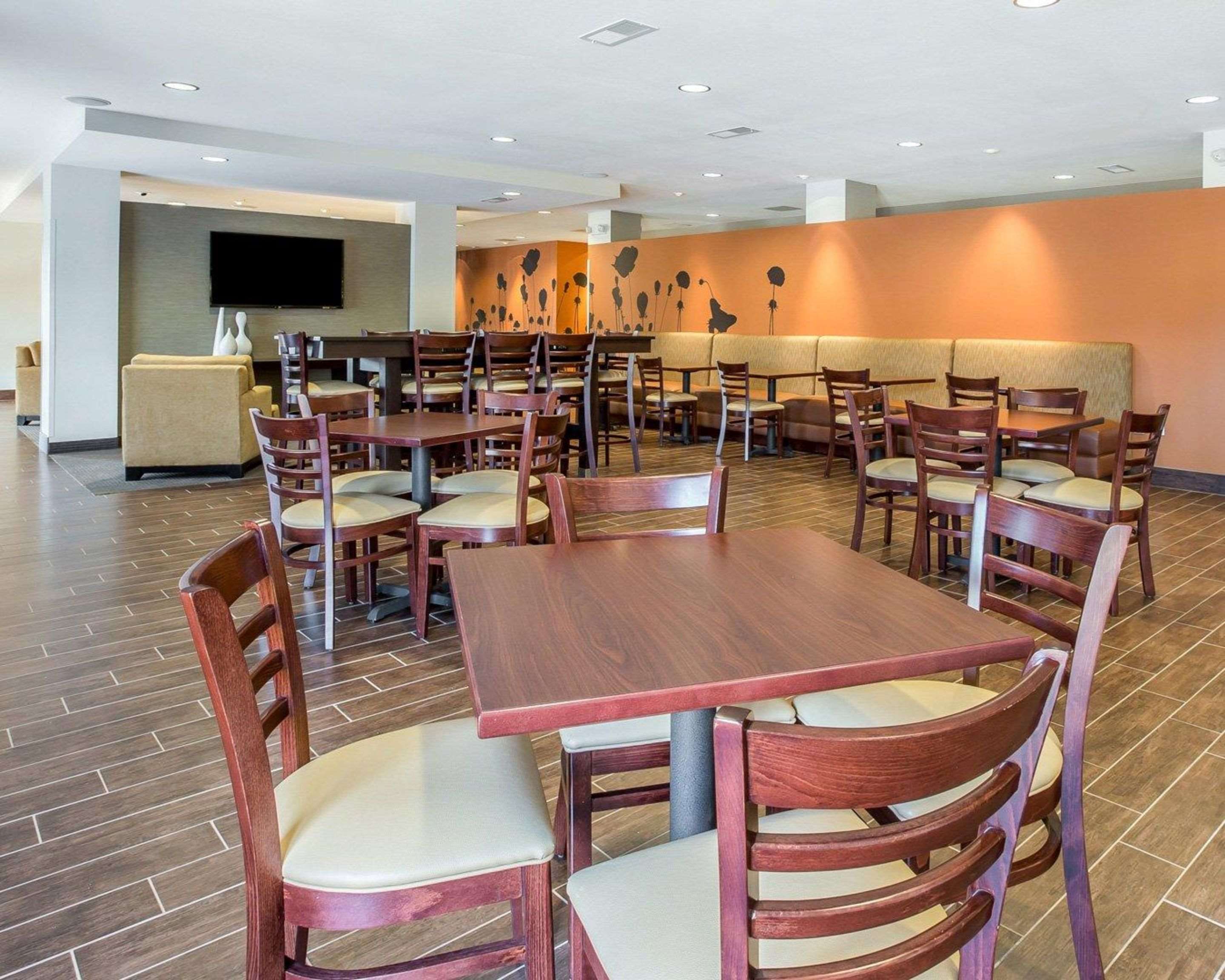 Enjoy breakfast in this spacious area | Sleep Inn Cartersville - Emerson Lake Point
