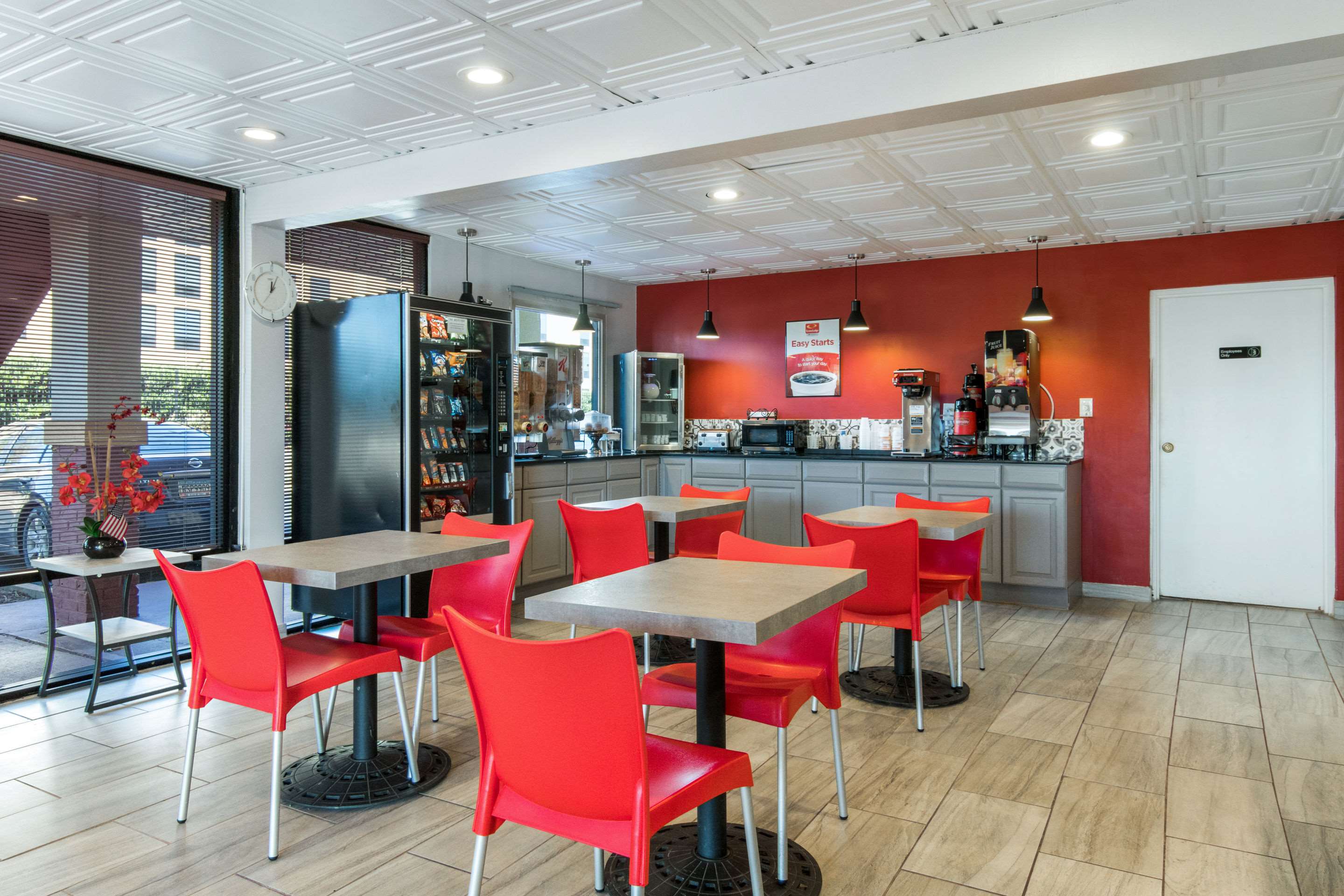 Breakfast area | Econo Lodge - Conyers