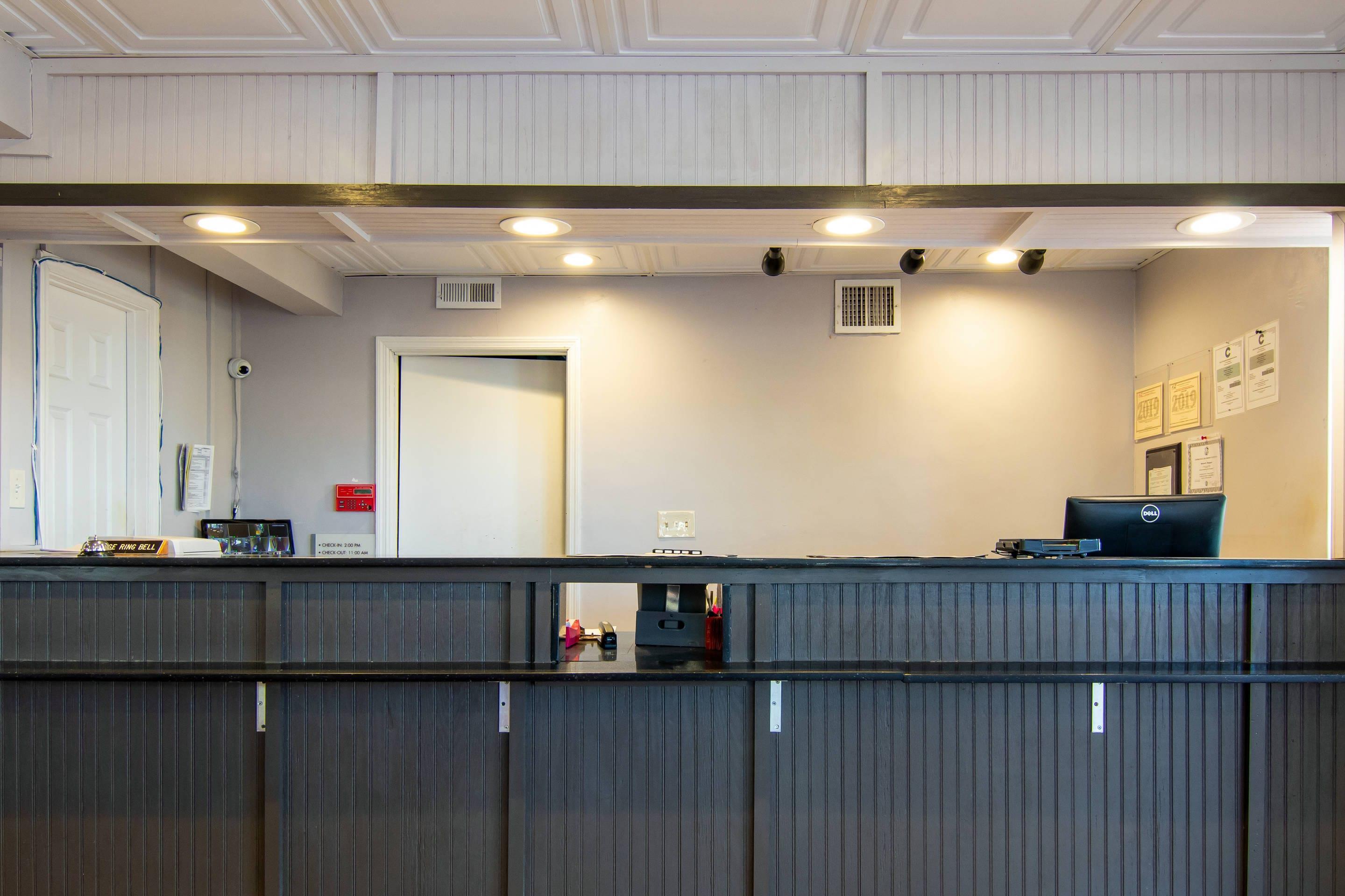 Front desk | Econo Lodge - Conyers