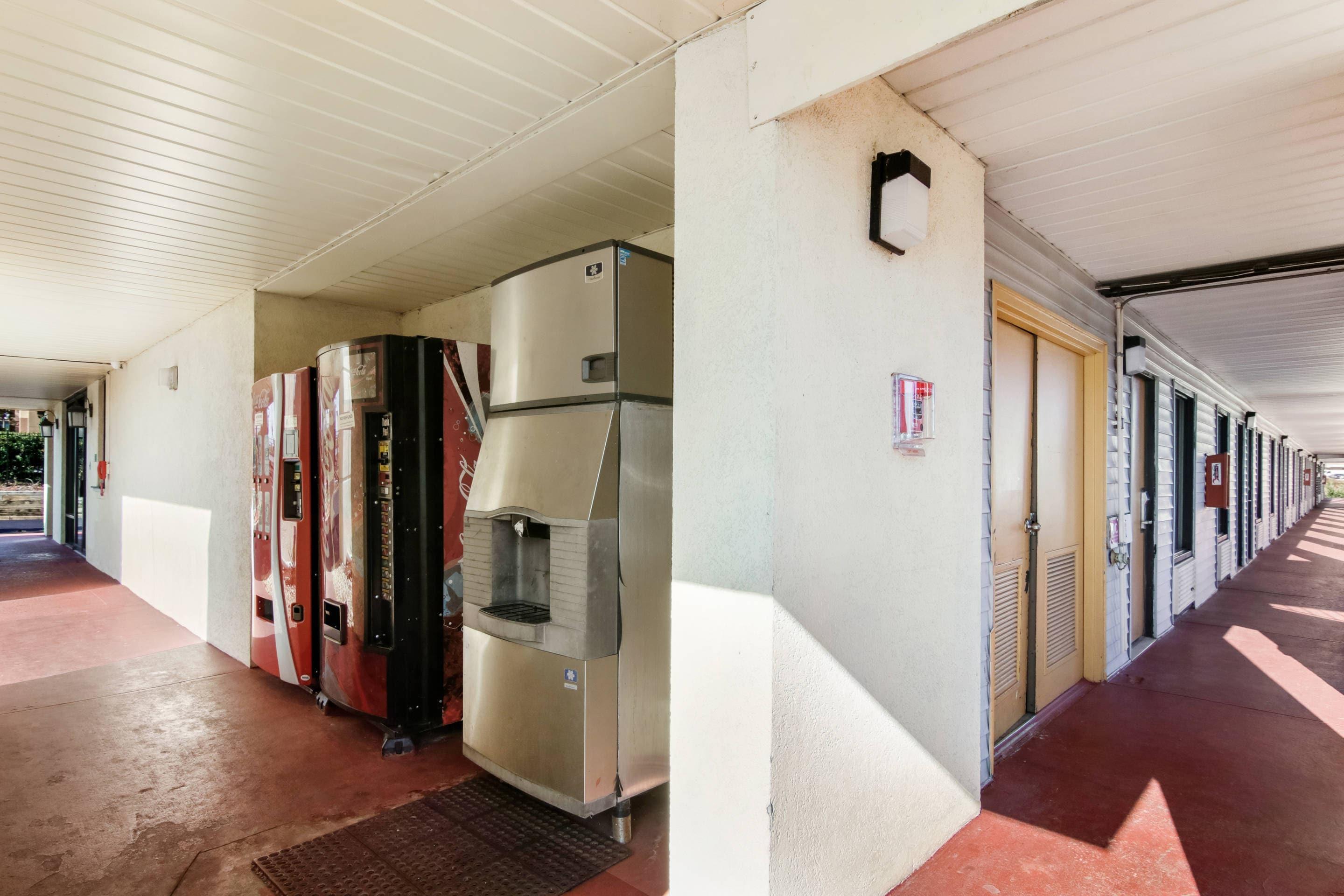 Hotel vending area | Econo Lodge - Conyers