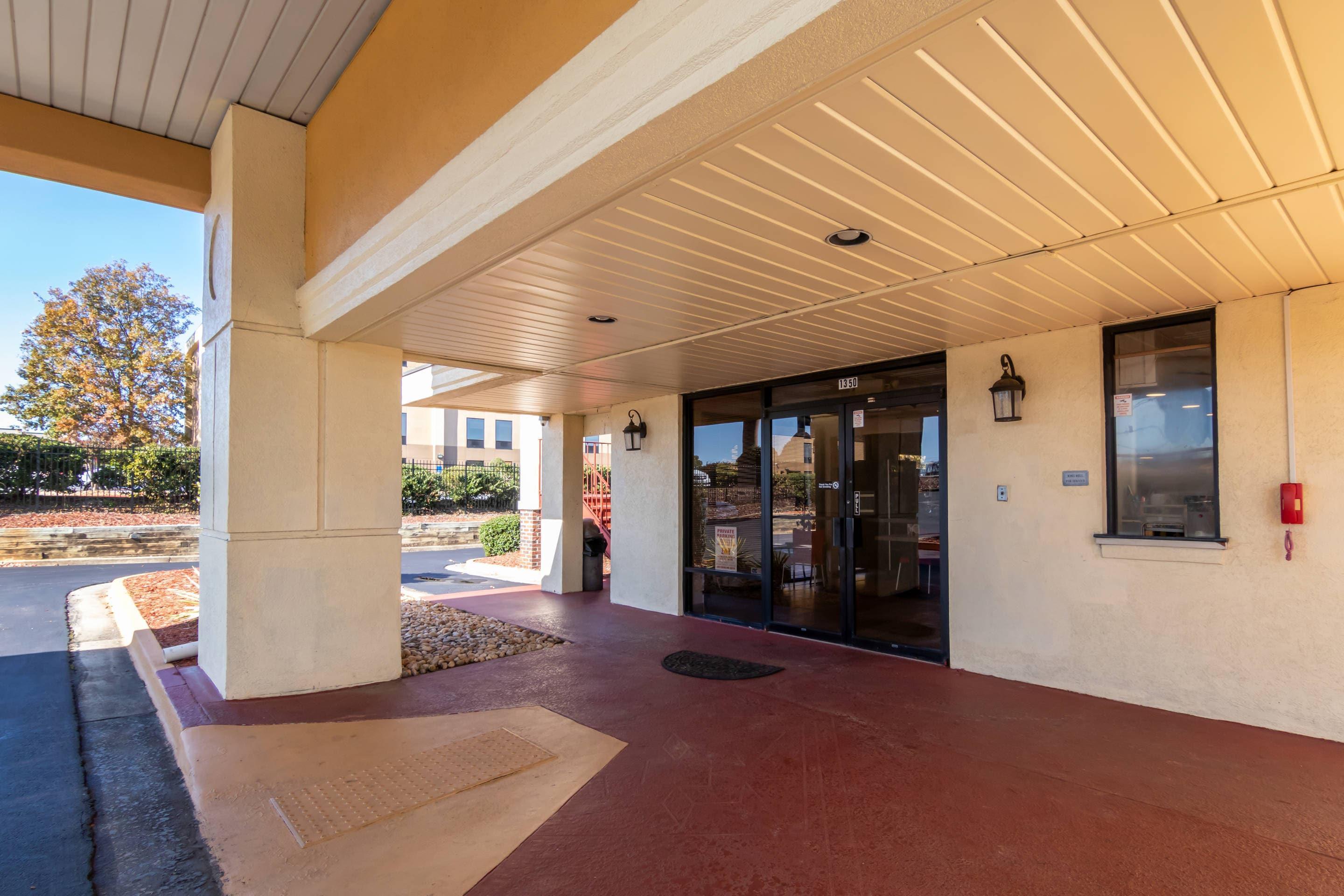 Hotel Entrance | Econo Lodge - Conyers