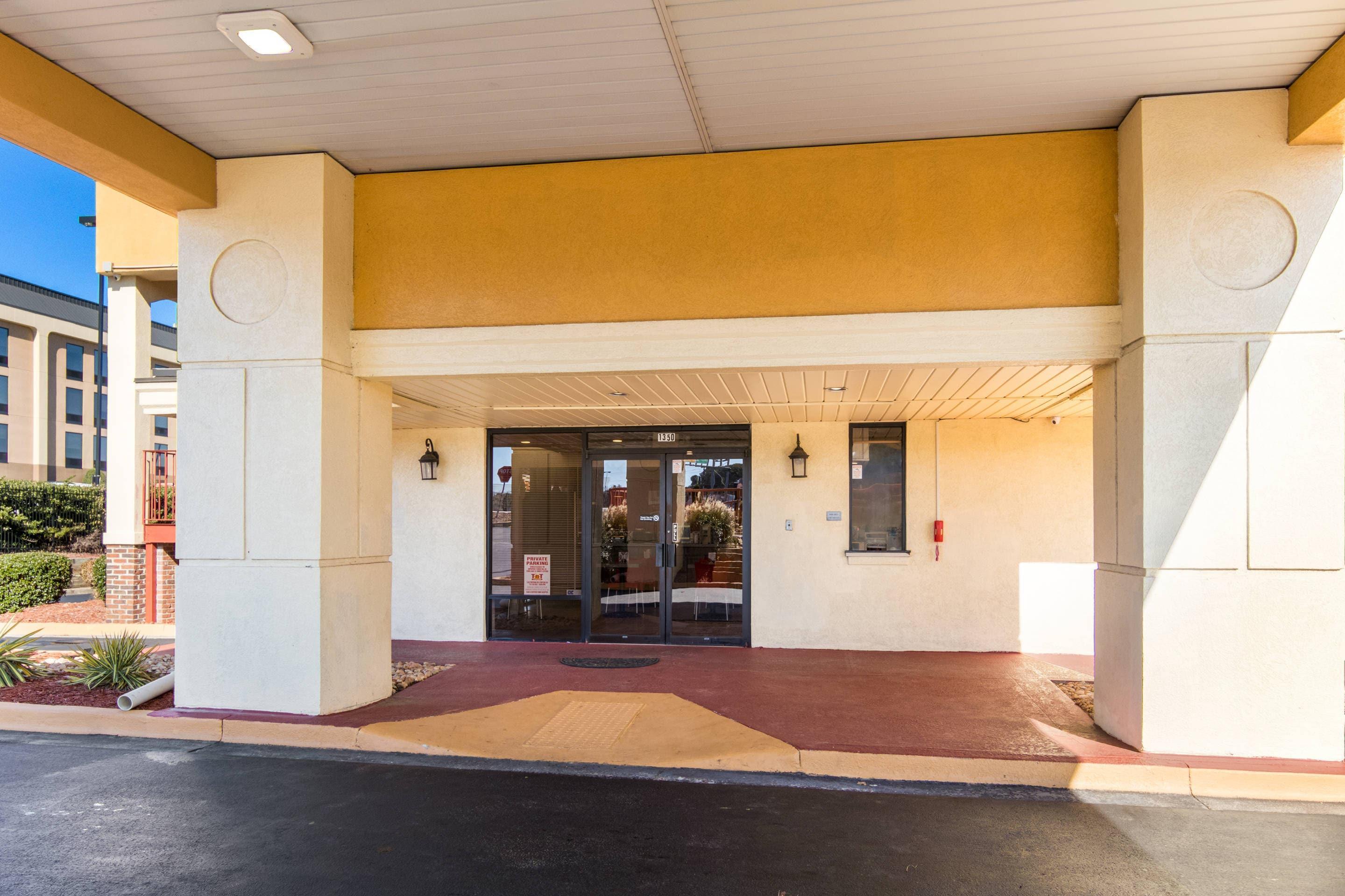 Hotel Entrance | Econo Lodge - Conyers