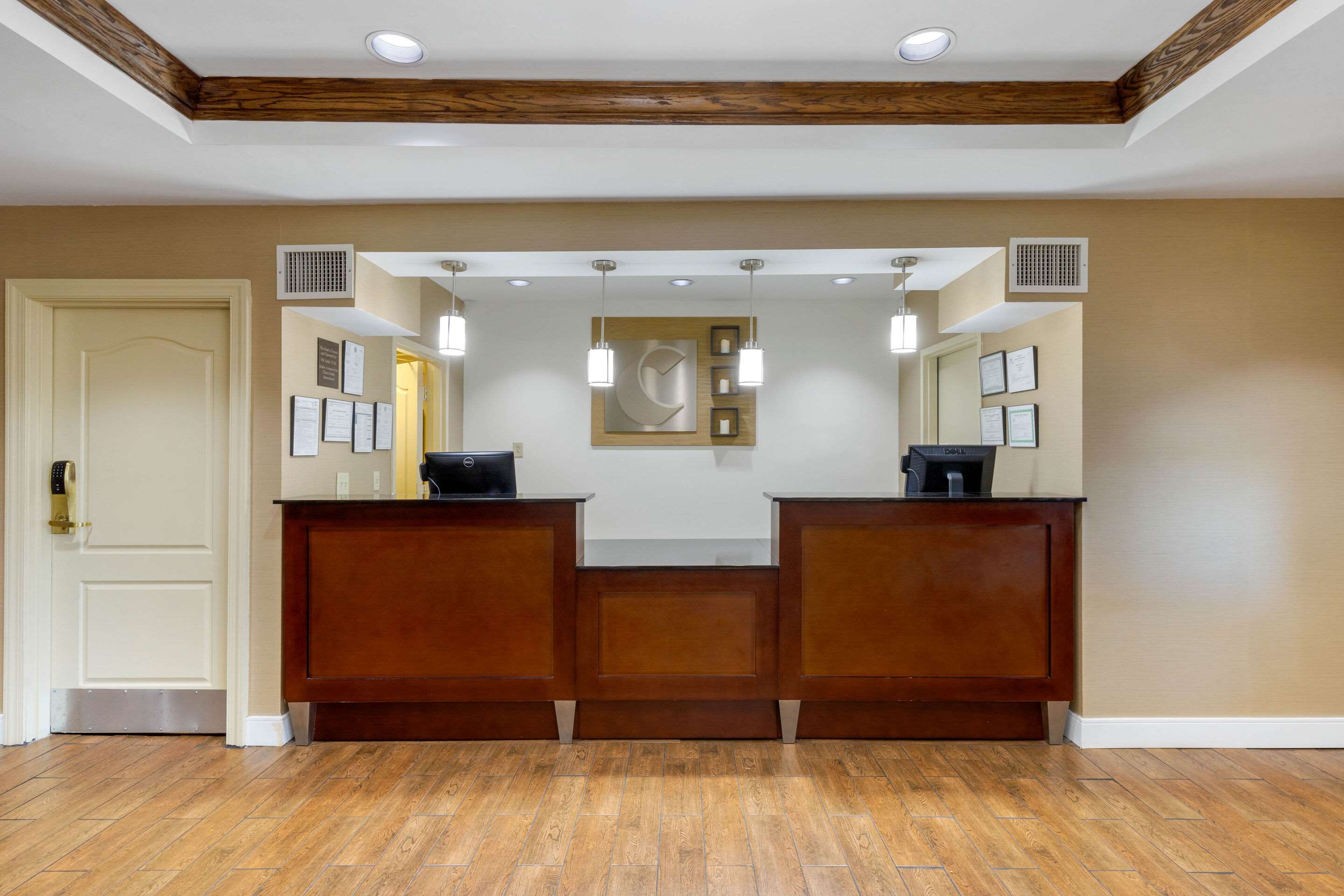 Front desk | Comfort Inn & Suites