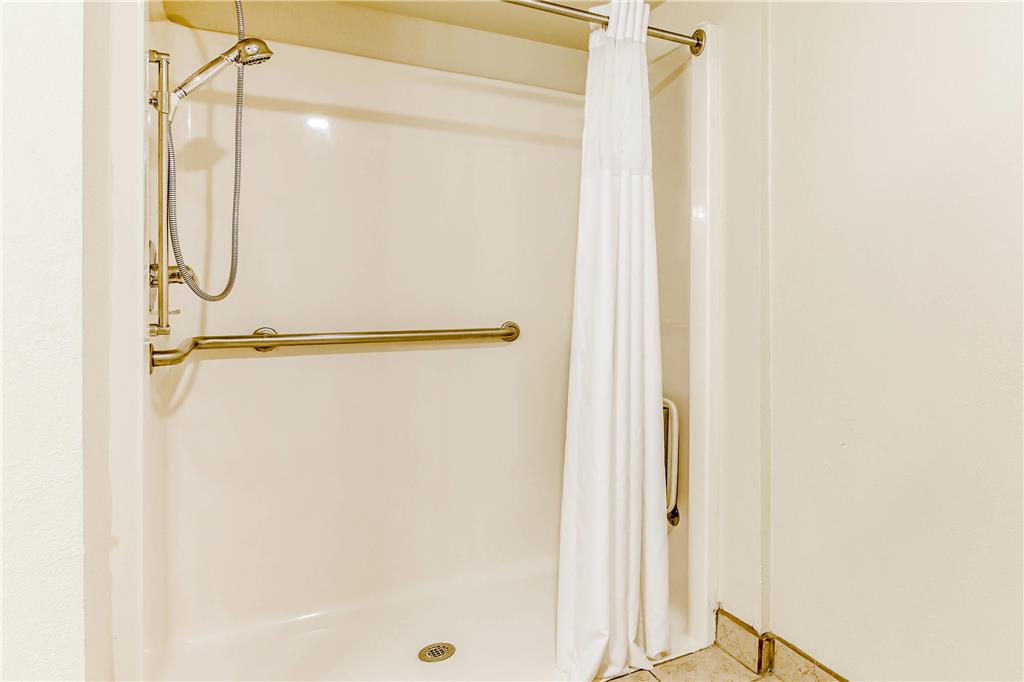 QUALITY INN STONE MOUNTAIN-guestroom-Guest Room,Bathroom,On-Site.jpg