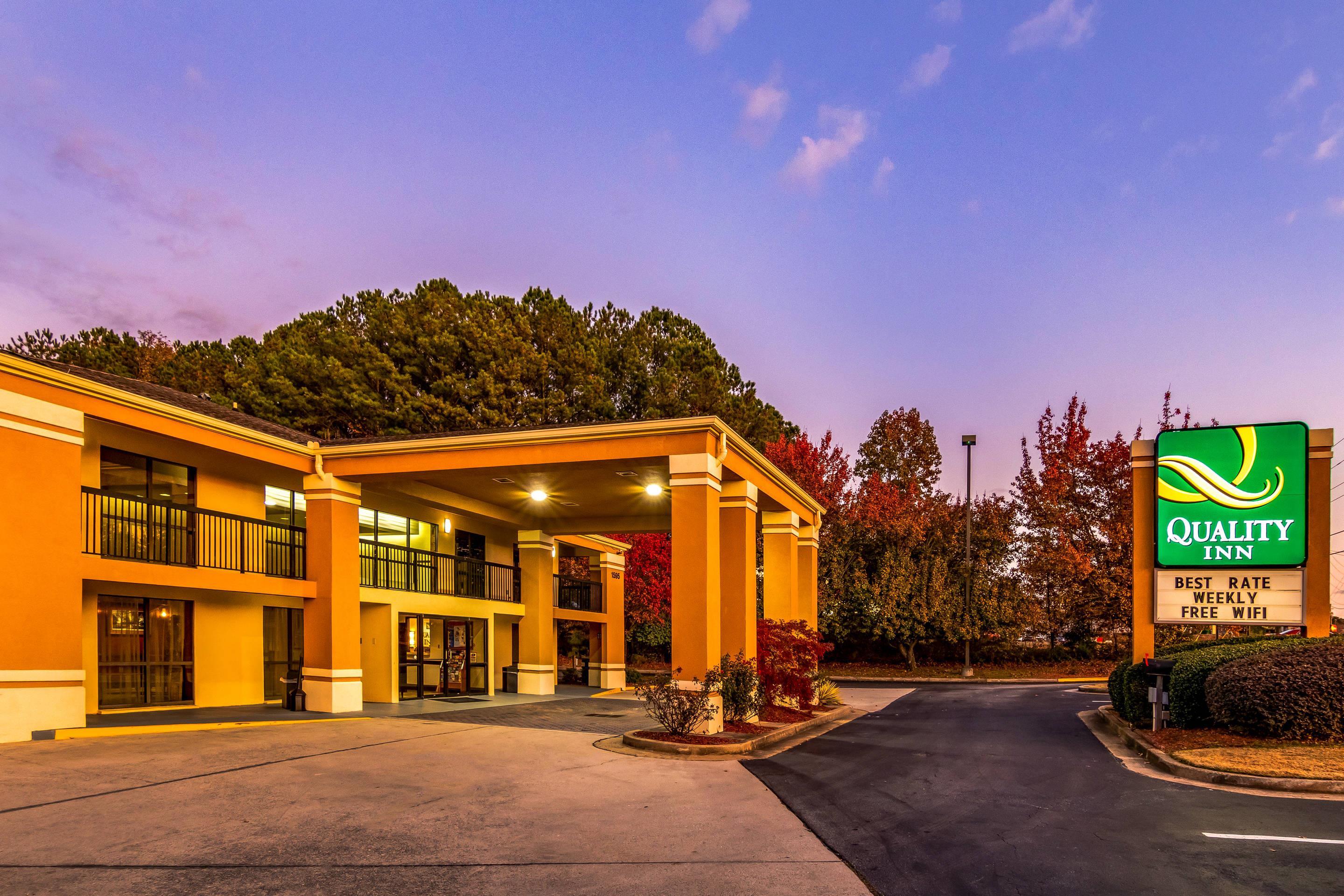 Hotel at night | Quality Inn Stone Mountain