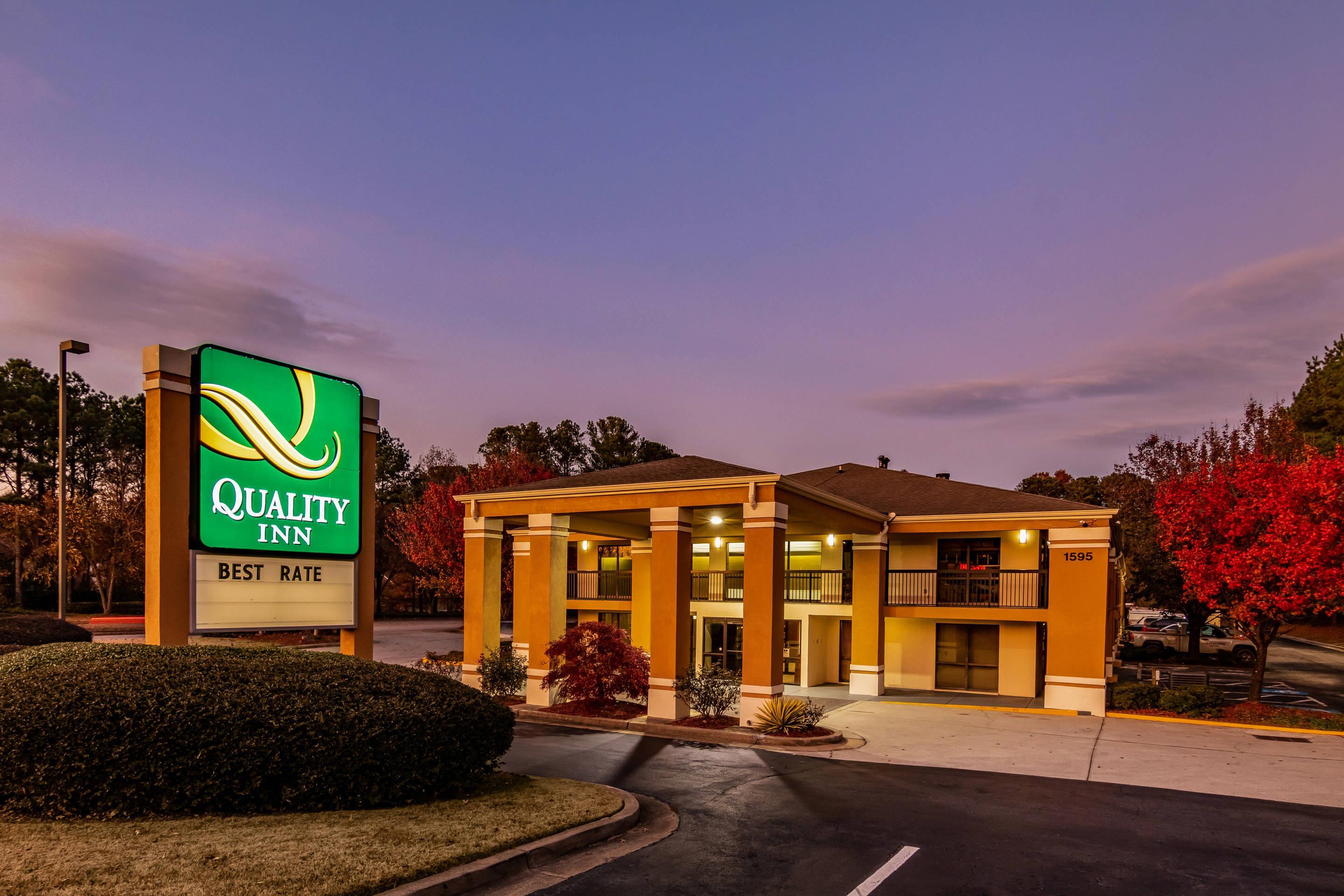 Hotel at night | Quality Inn Stone Mountain
