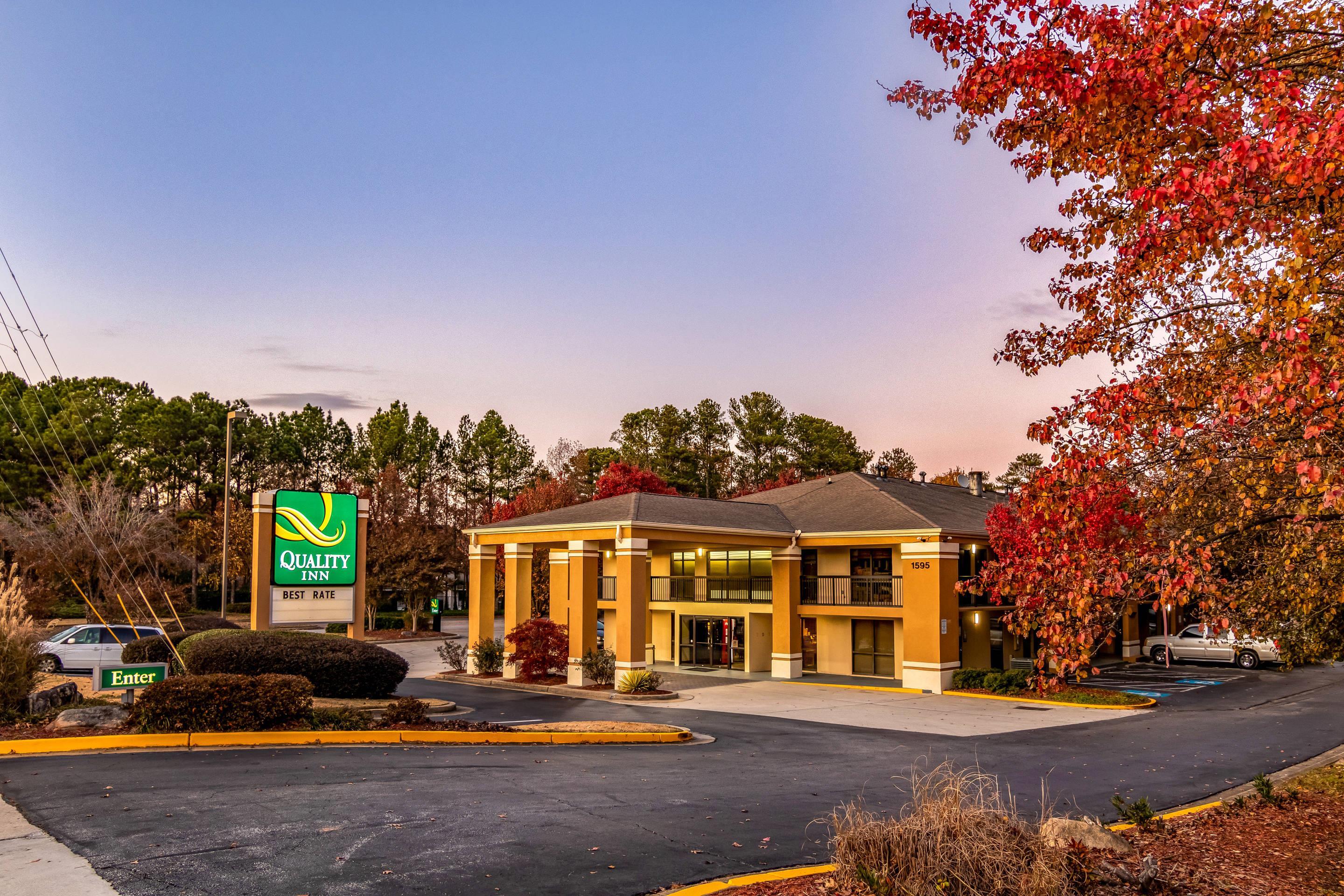 Hotel at night | Quality Inn Stone Mountain
