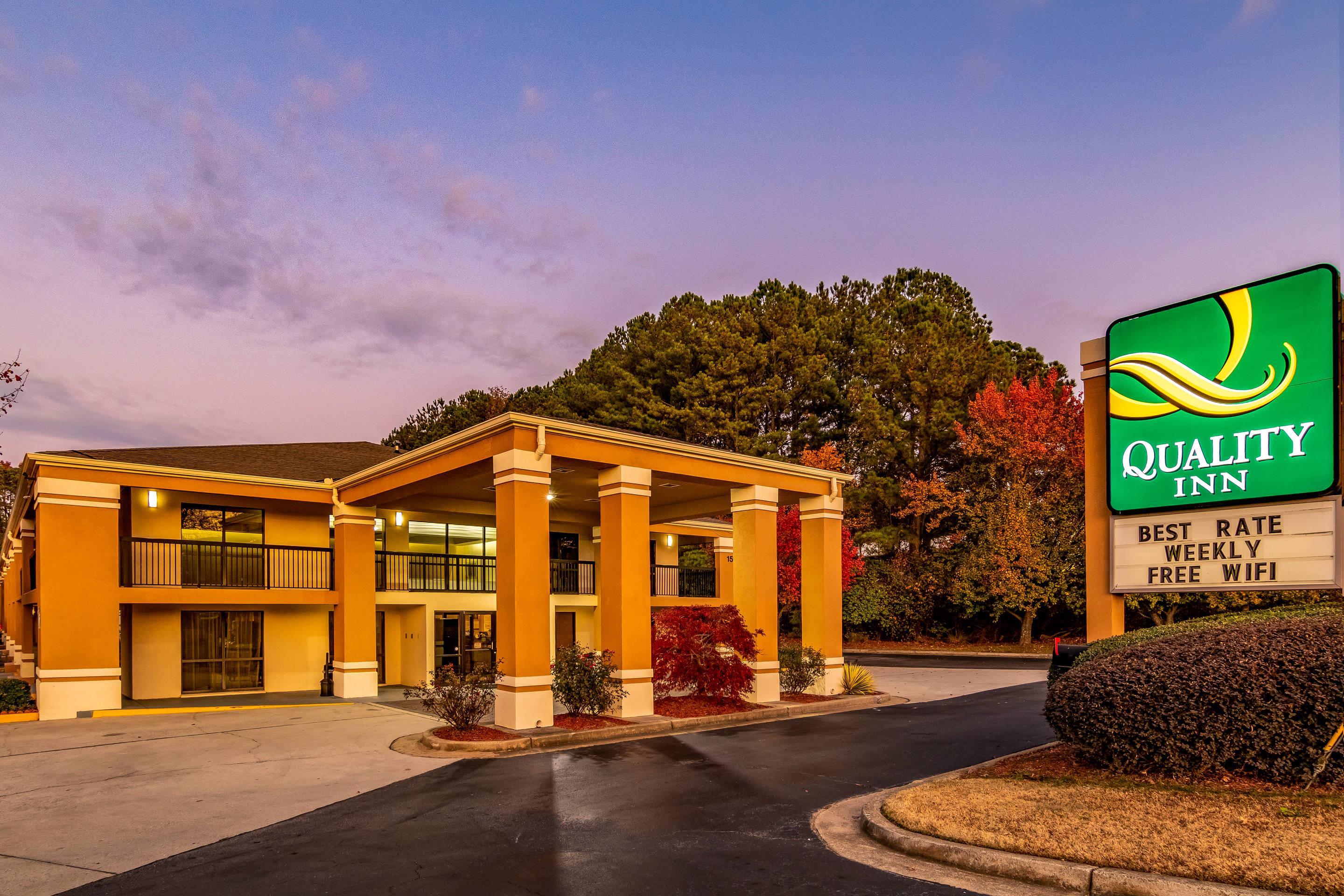 Hotel at night | Quality Inn Stone Mountain