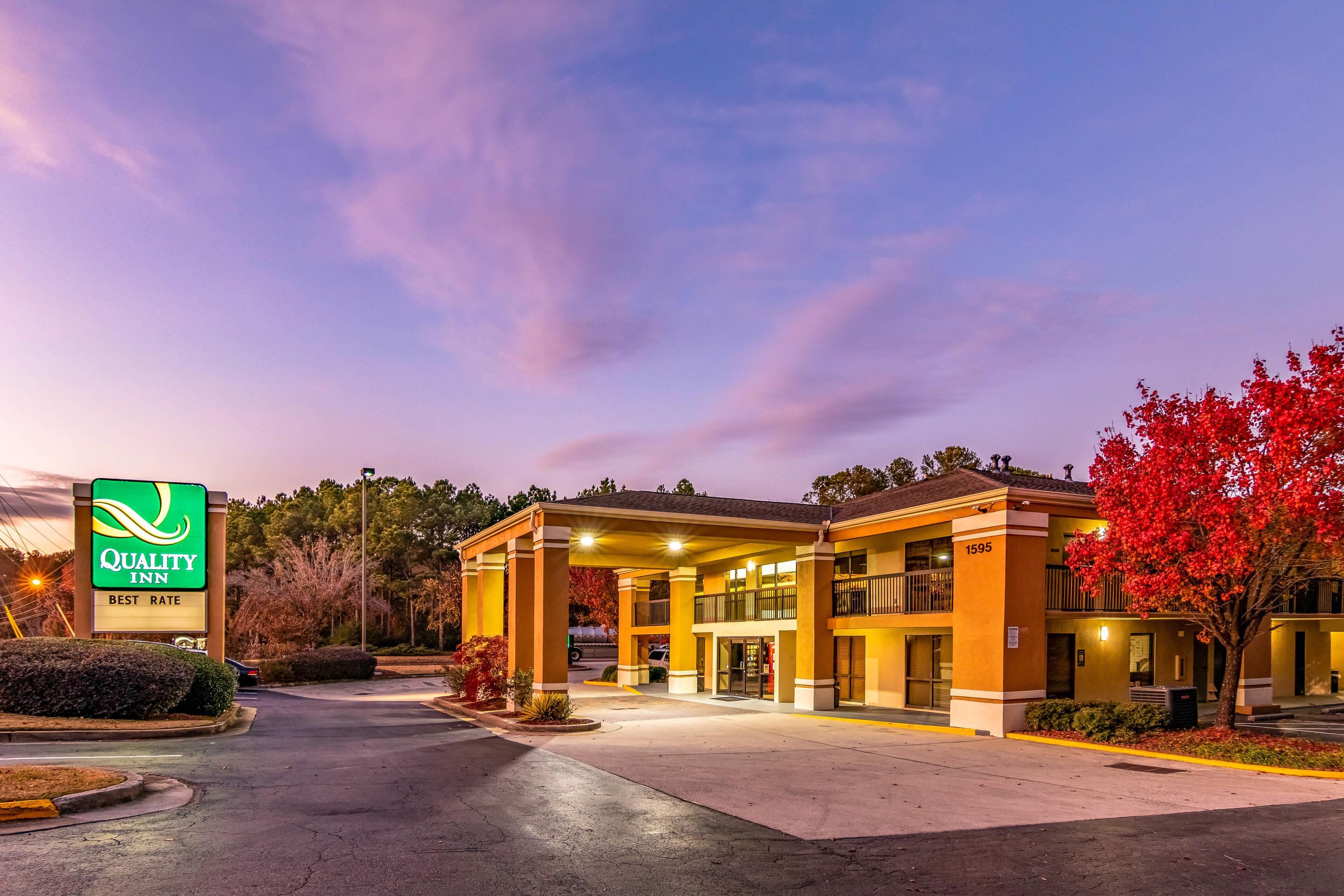 Hotel at night | Quality Inn Stone Mountain