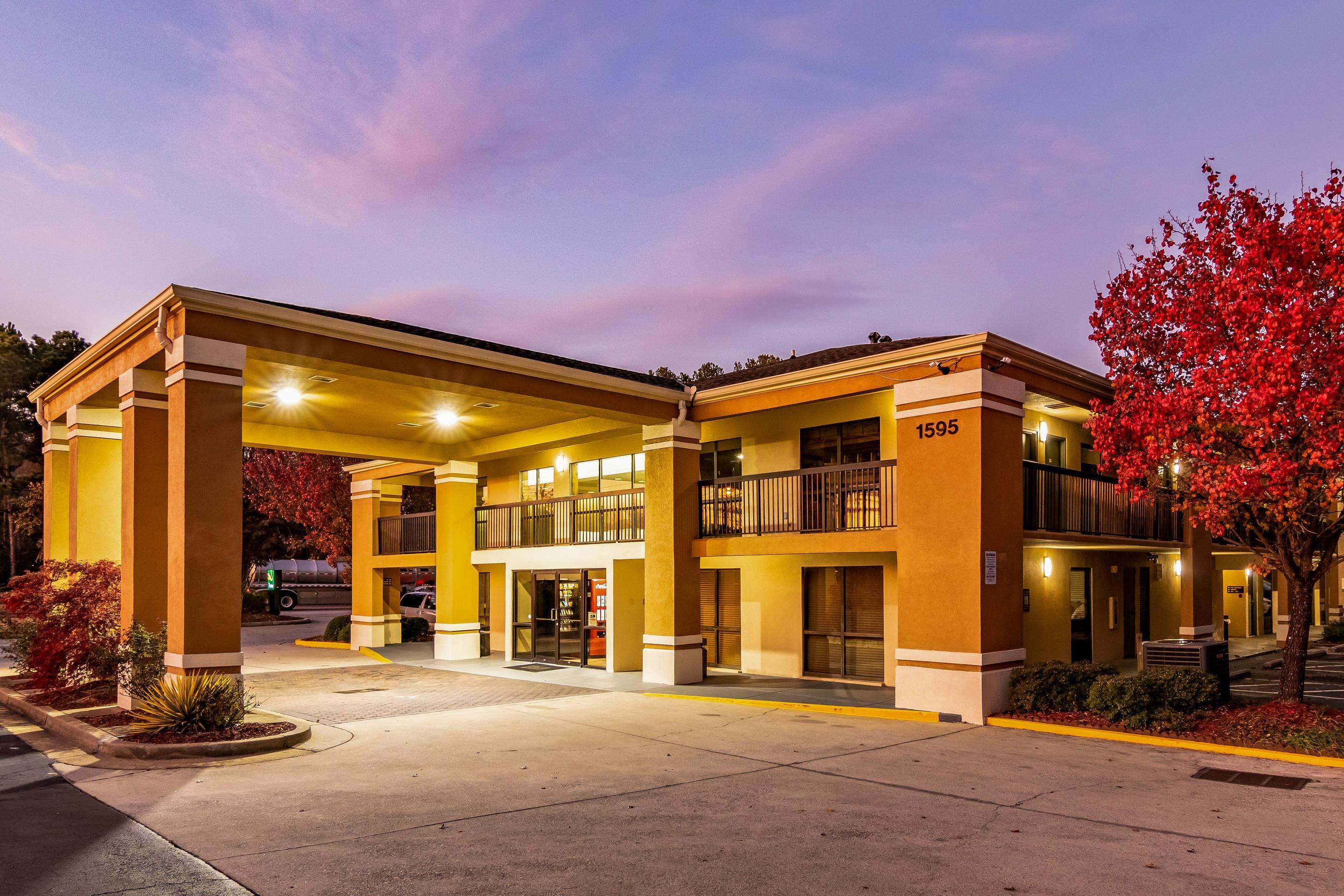 Hotel at night | Quality Inn Stone Mountain