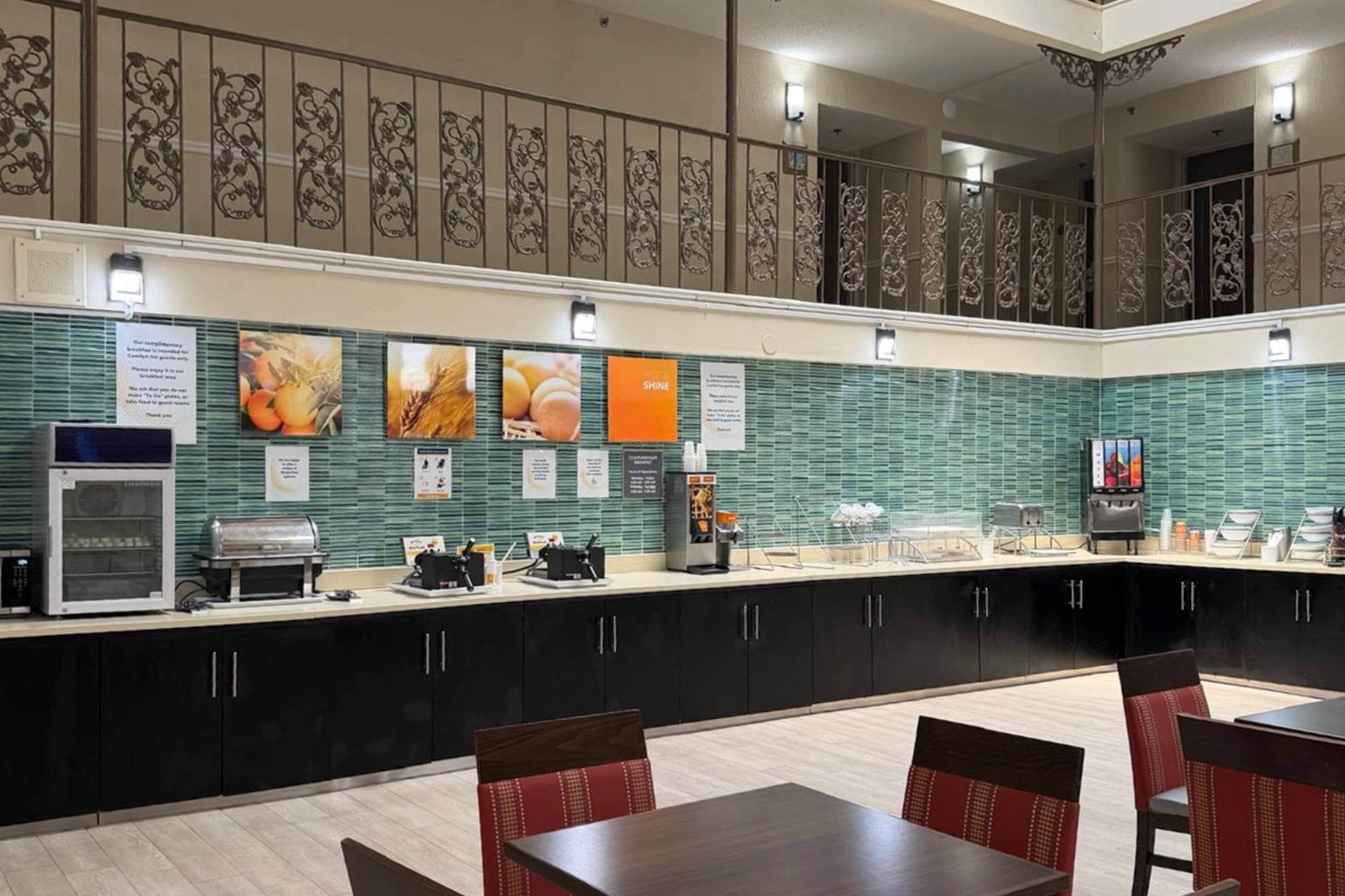 Breakfast area | Comfort Inn