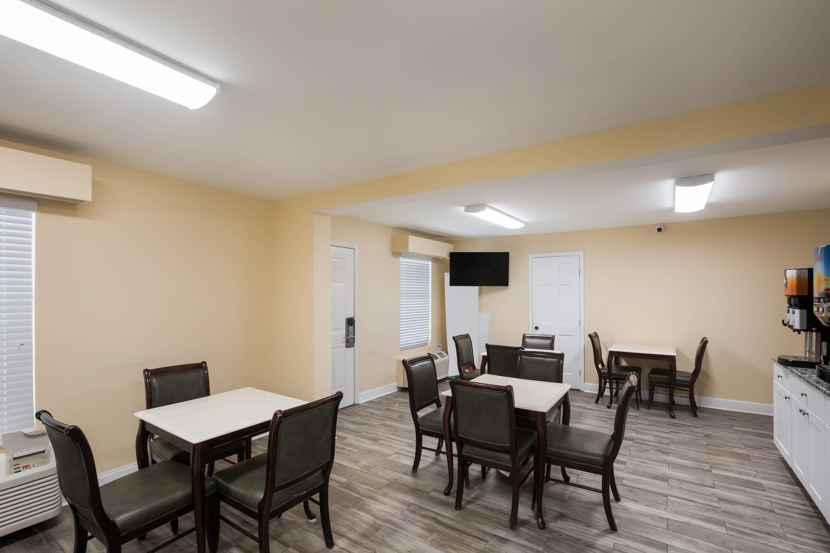 Spacious breakfast area | Quality Inn & Suites near Lake Oconee