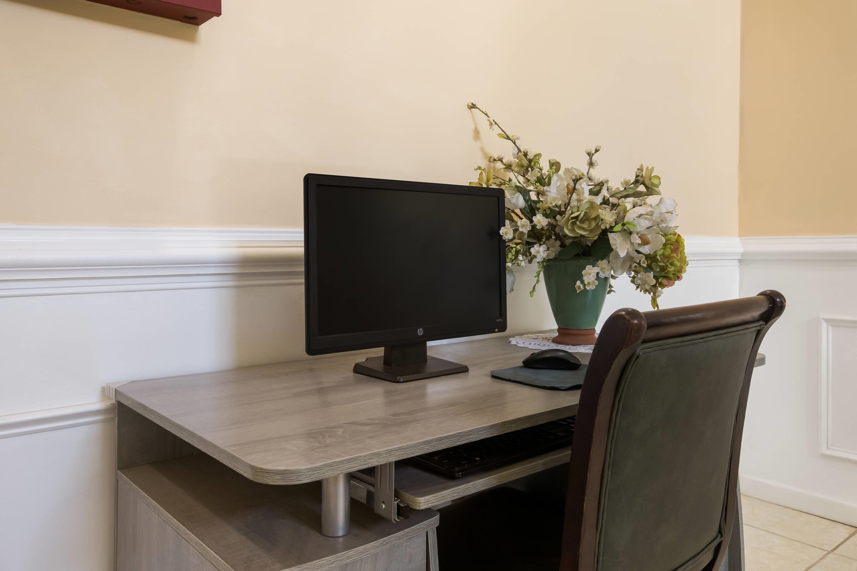 Business center | Quality Inn & Suites near Lake Oconee