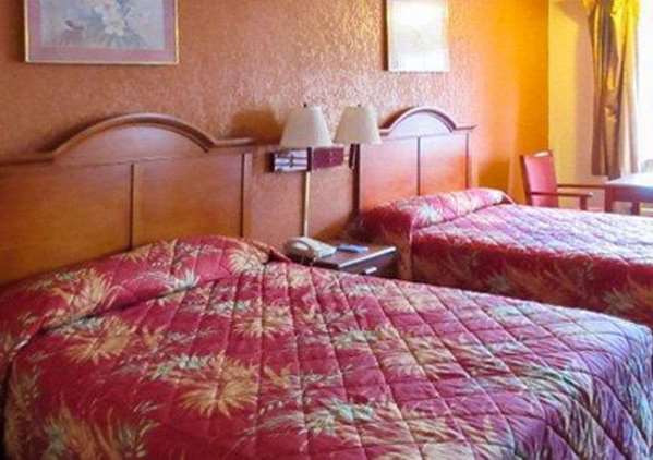  - Rodeway Inn Forsyth - I-75, Exit 188