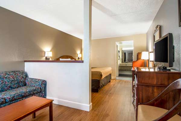 Suite - Econo Lodge Inn & Suites Fort Oglethorpe