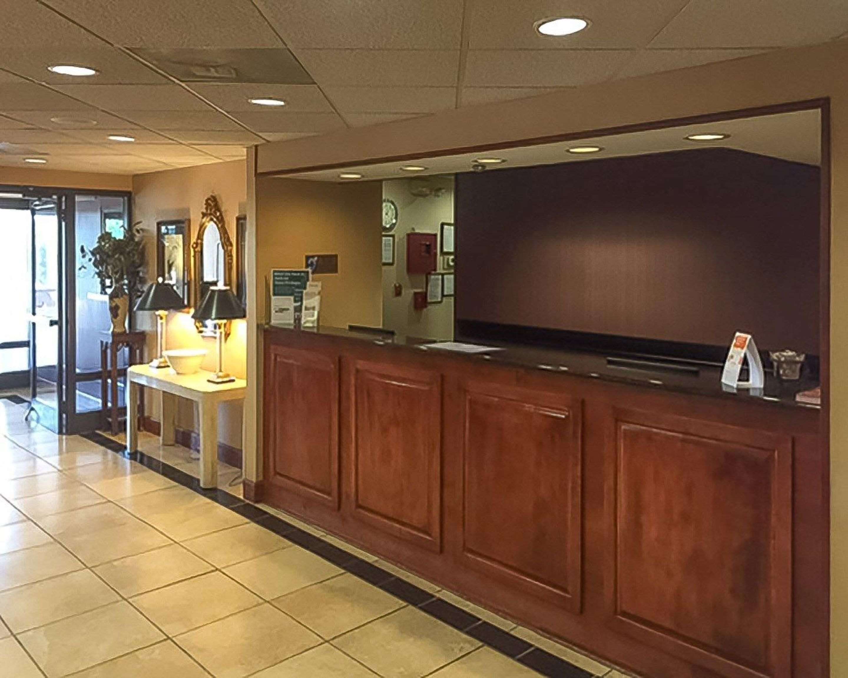 Front desk | Econo Lodge