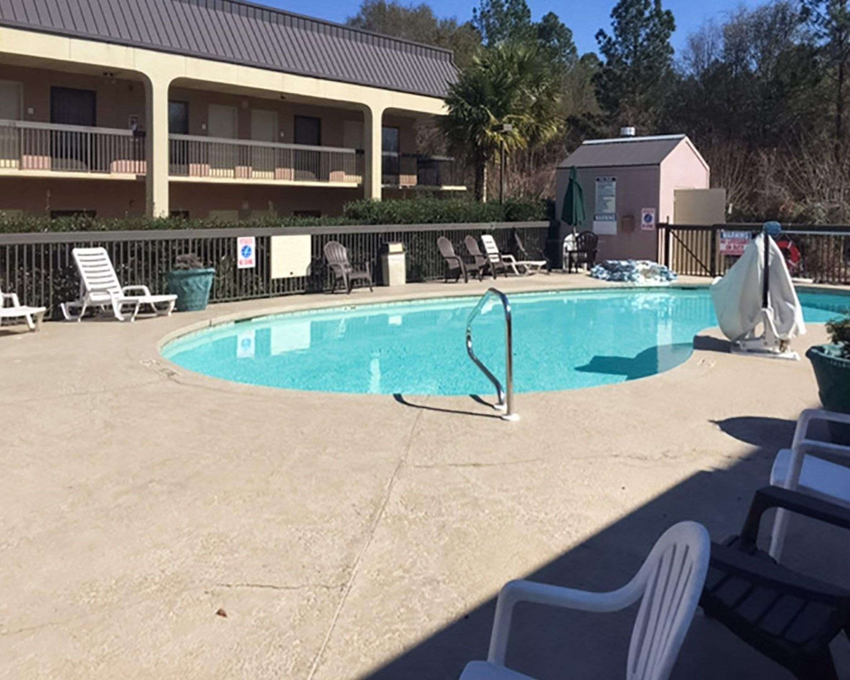Outdoor pool | Econo Lodge
