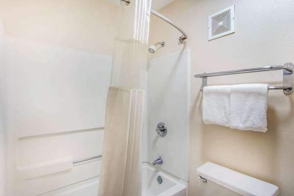  - Rodeway Inn La Grange - I-85, Exit 18