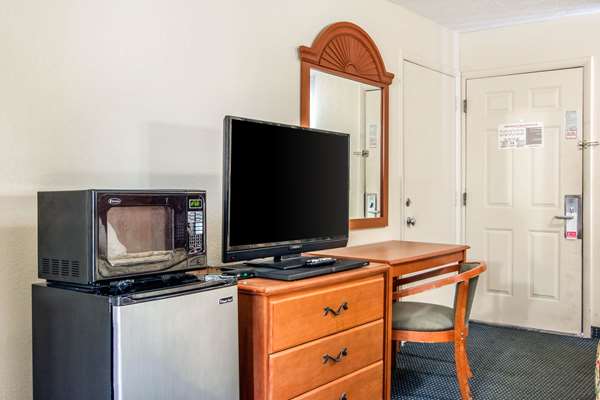  - Rodeway Inn La Grange - I-85, Exit 18