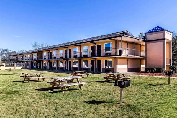 Exterior view - Econo Lodge Lavonia