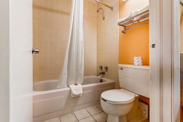  - Econo Lodge Lavonia