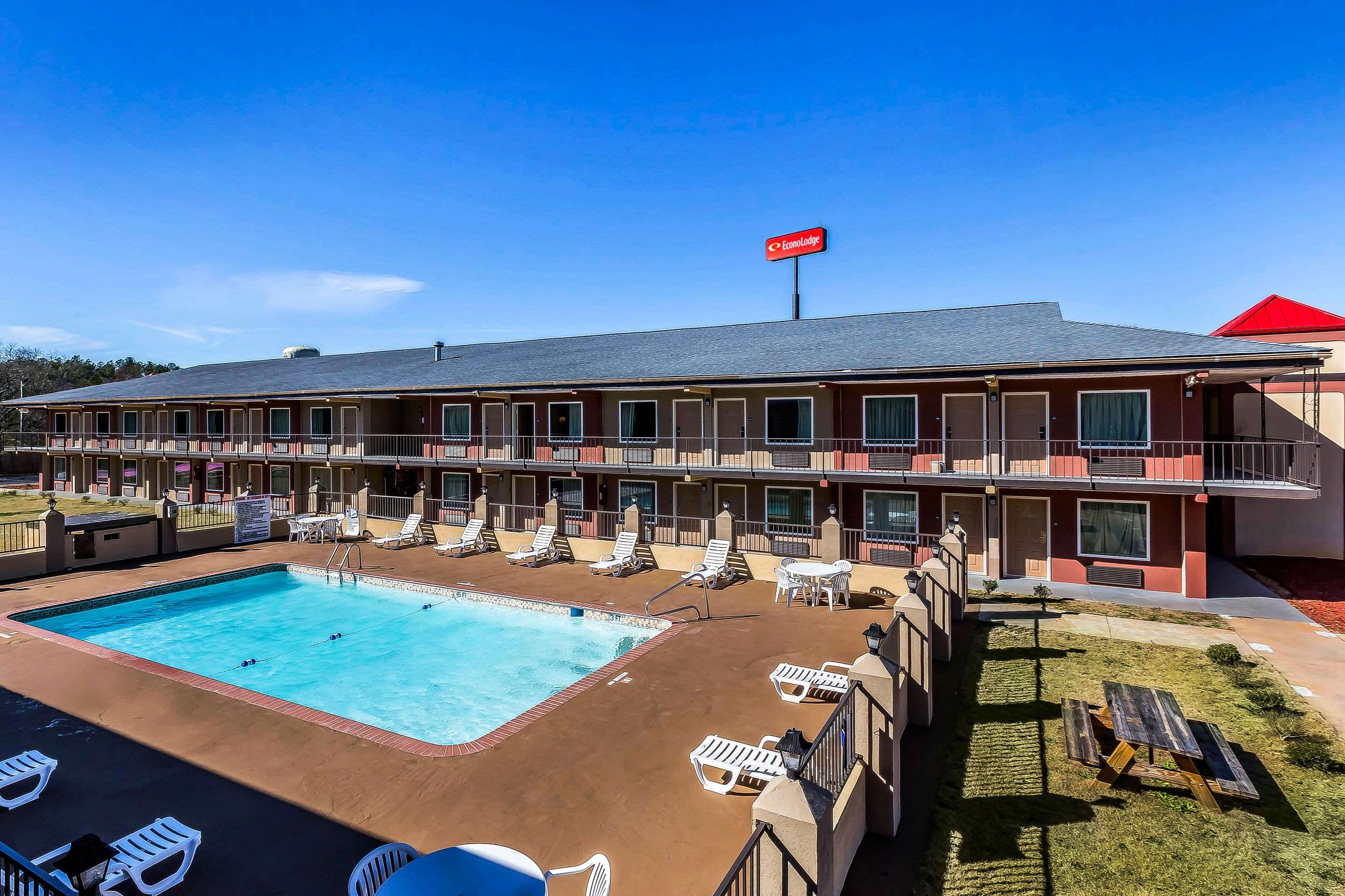 Relax on the sundeck | Econo Lodge Lavonia