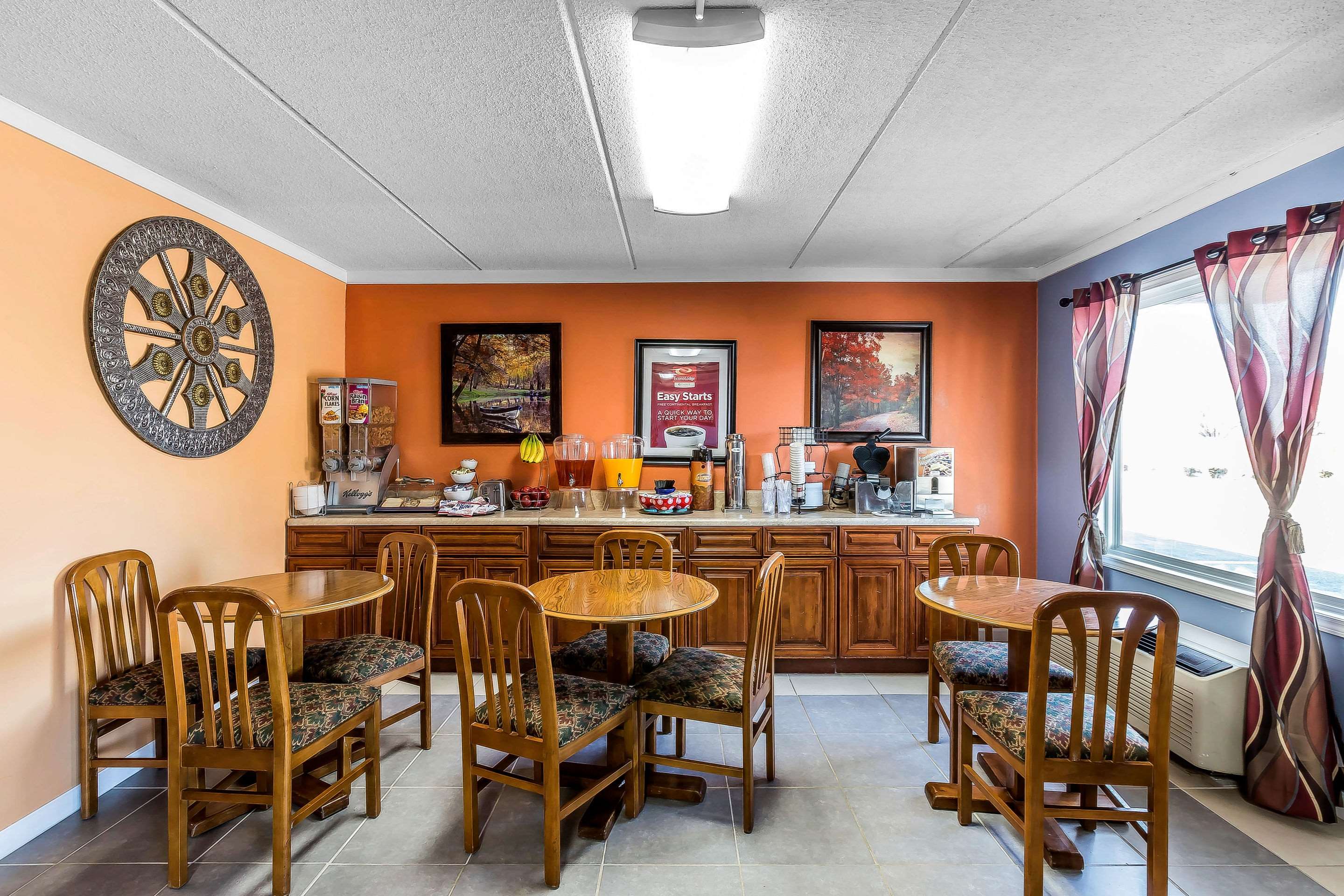 Breakfast area | Econo Lodge Lavonia