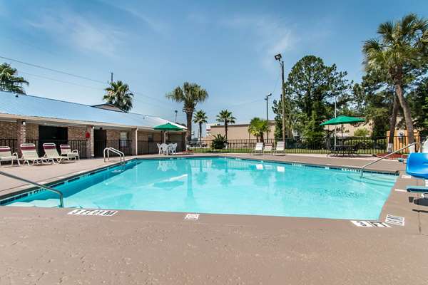 Pool - Quality Inn Hinesville