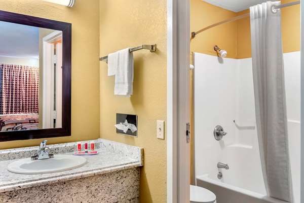  - Econo Lodge Cuthbert