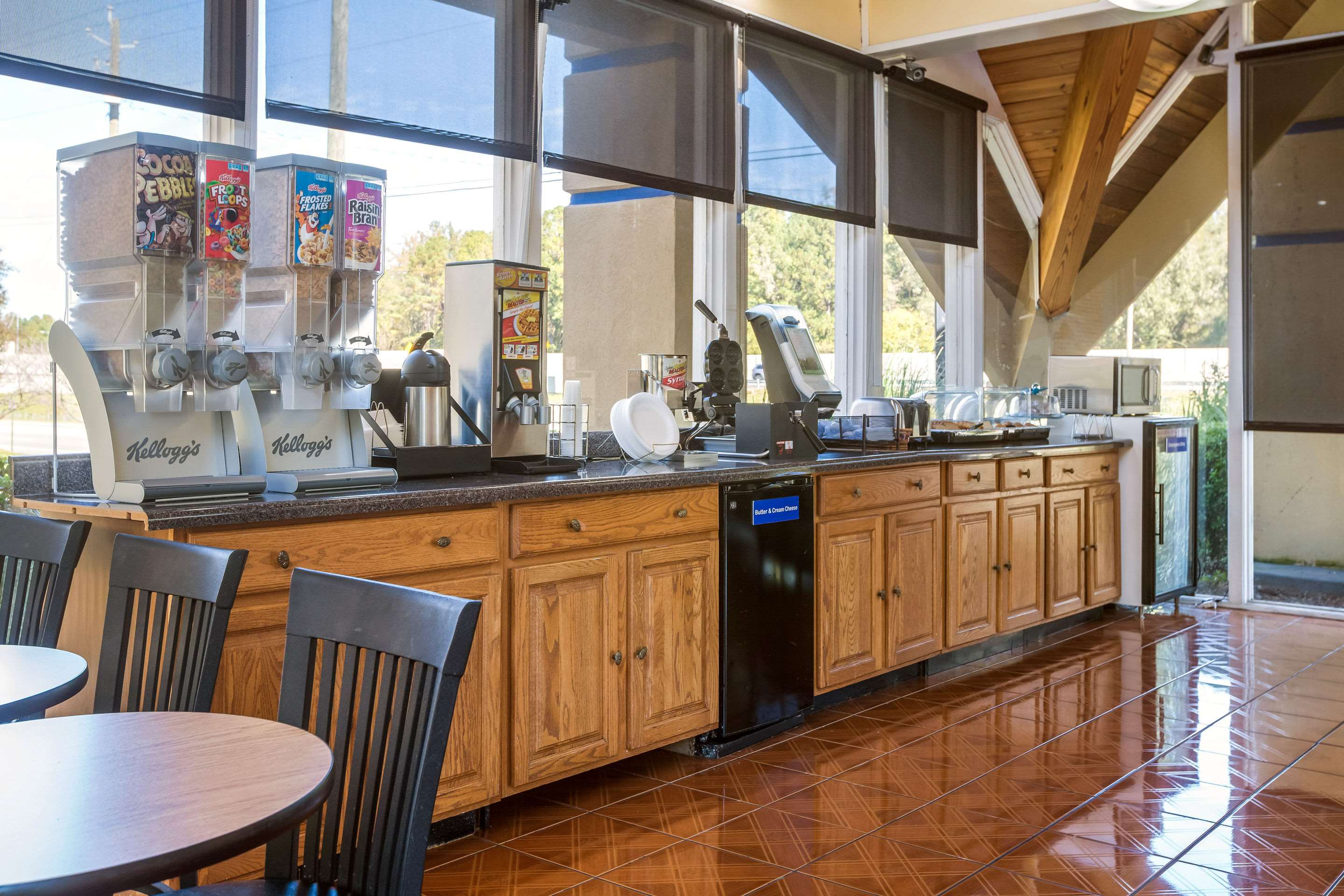 Breakfast area | Rodeway Inn - Macon