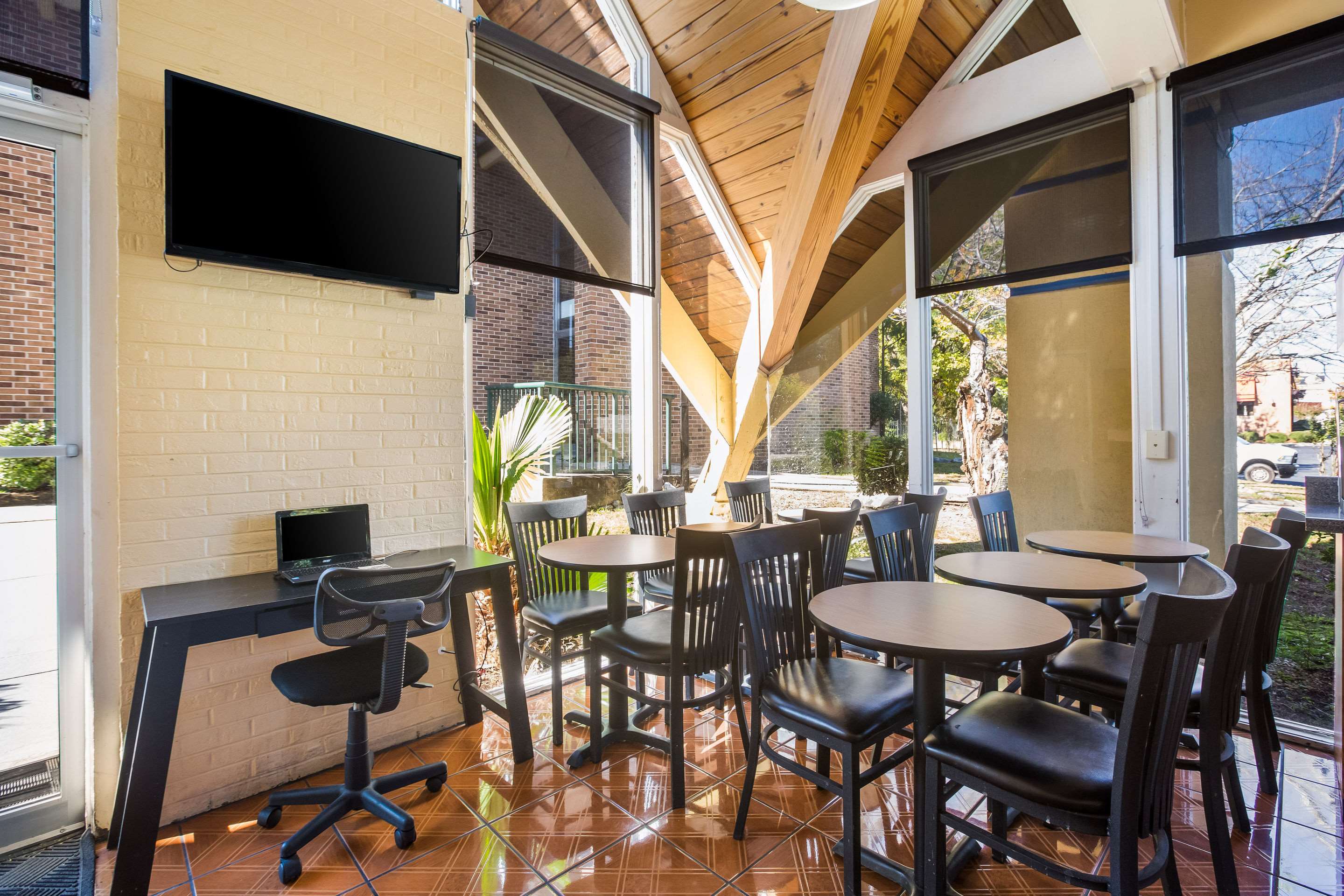 Breakfast area | Rodeway Inn - Macon