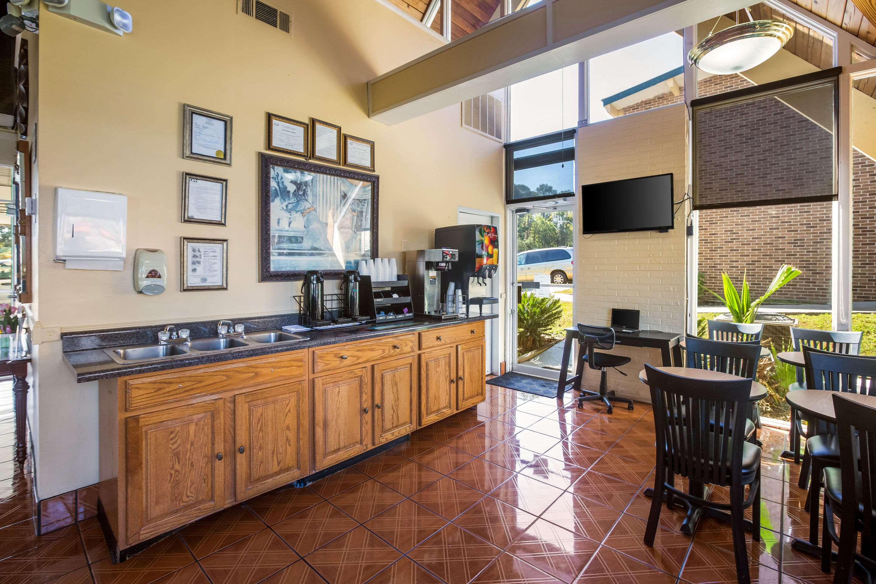Breakfast area | Rodeway Inn - Macon
