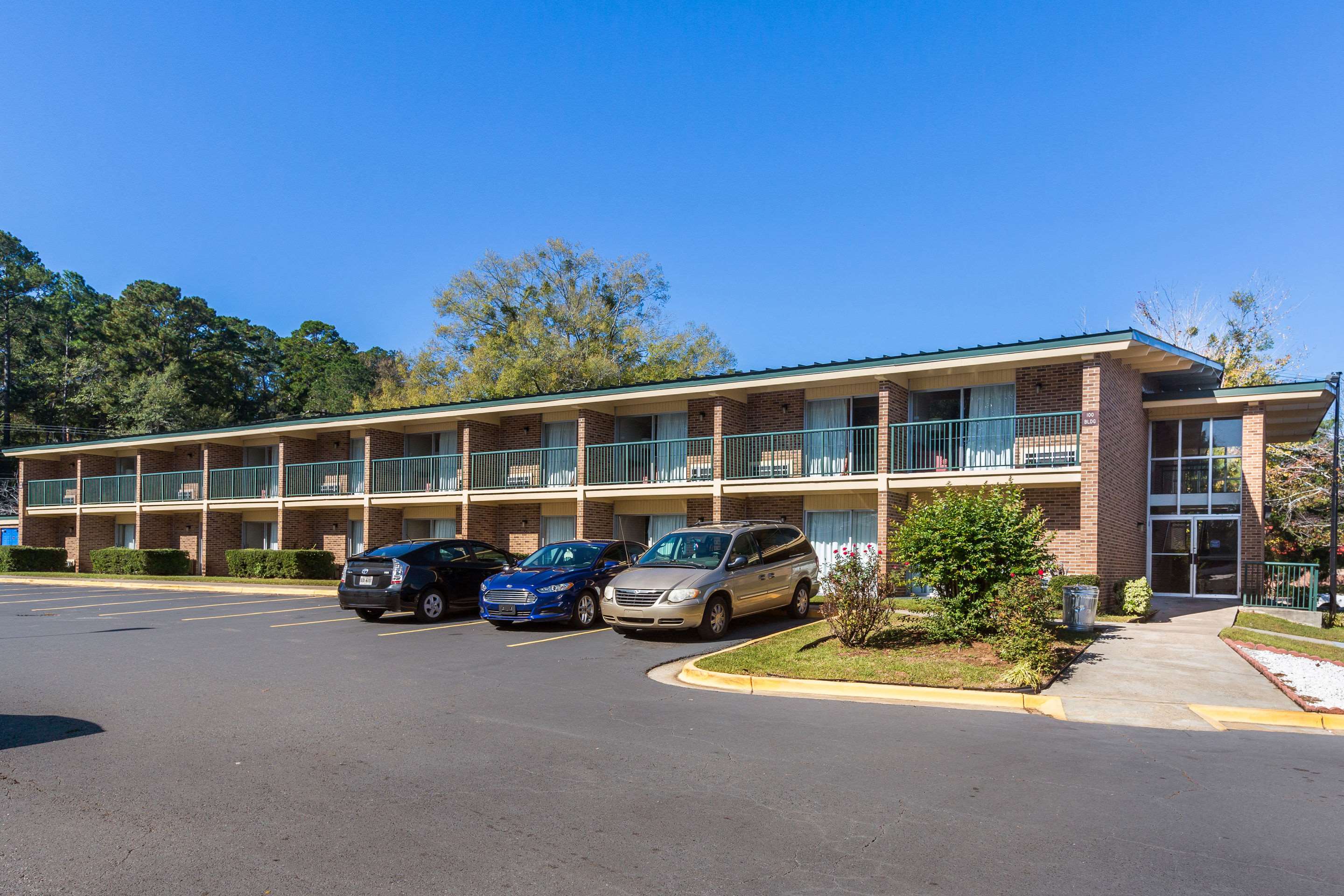 Hotel exterior | Rodeway Inn - Macon
