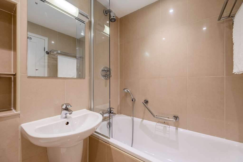 QUALITY HOTEL HAMPSTEAD-guestroom-Guest Room,Bathroom,On-Site.jpg