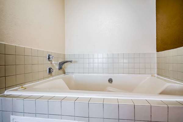  - Quality Inn Coralville - I-80, Exit 242