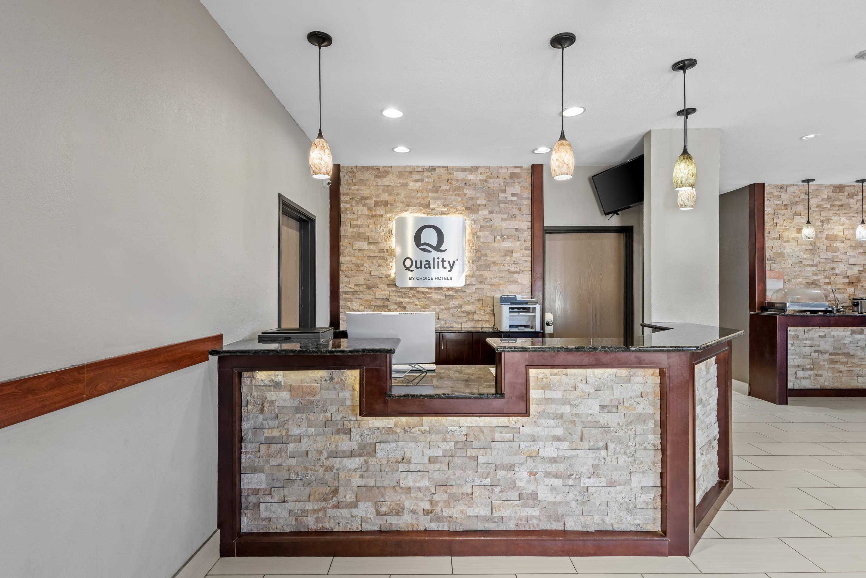 Hotel lobby | Quality Inn & Suites Des Moines Airport