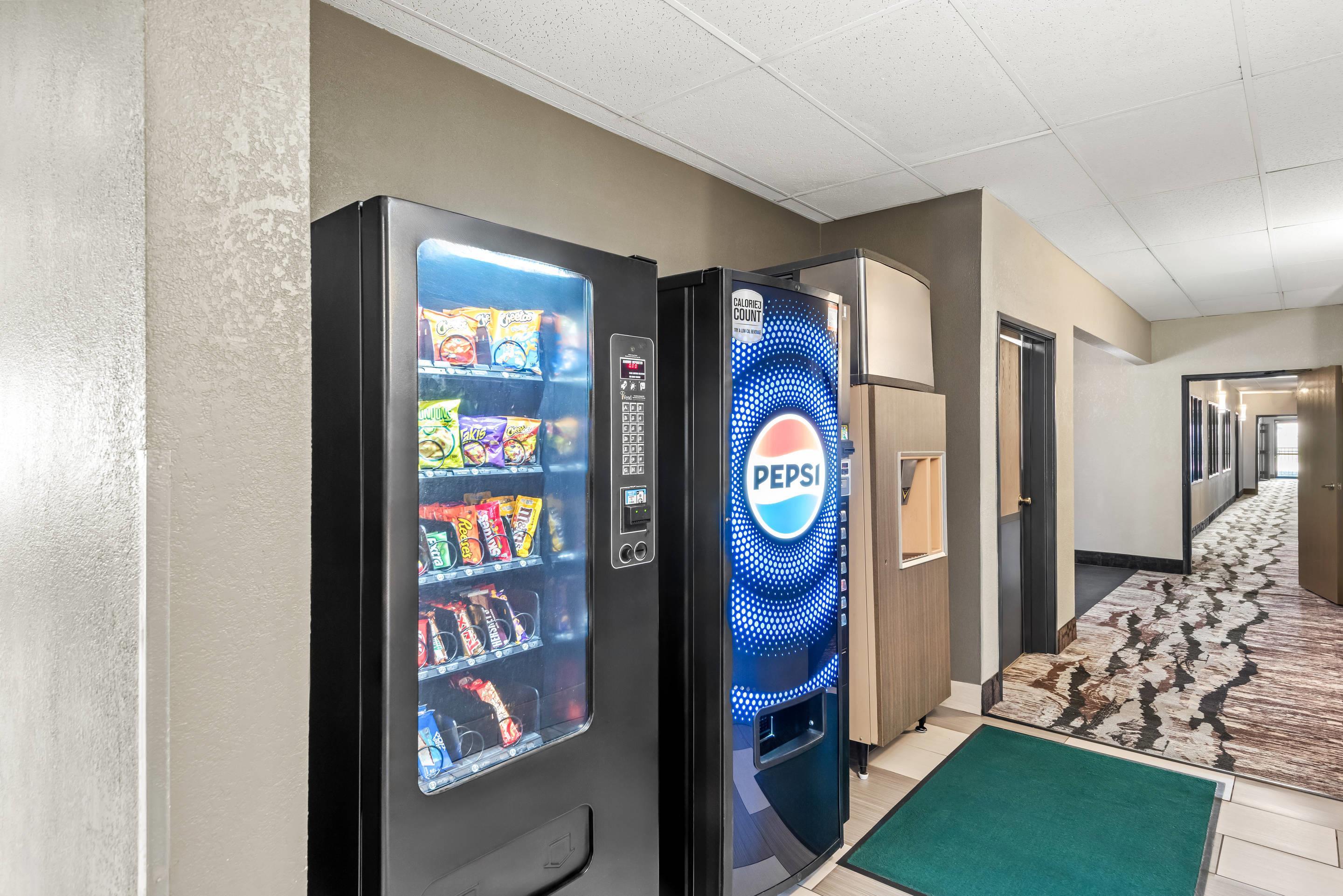 Hotel vending area | Quality Inn & Suites Des Moines Airport