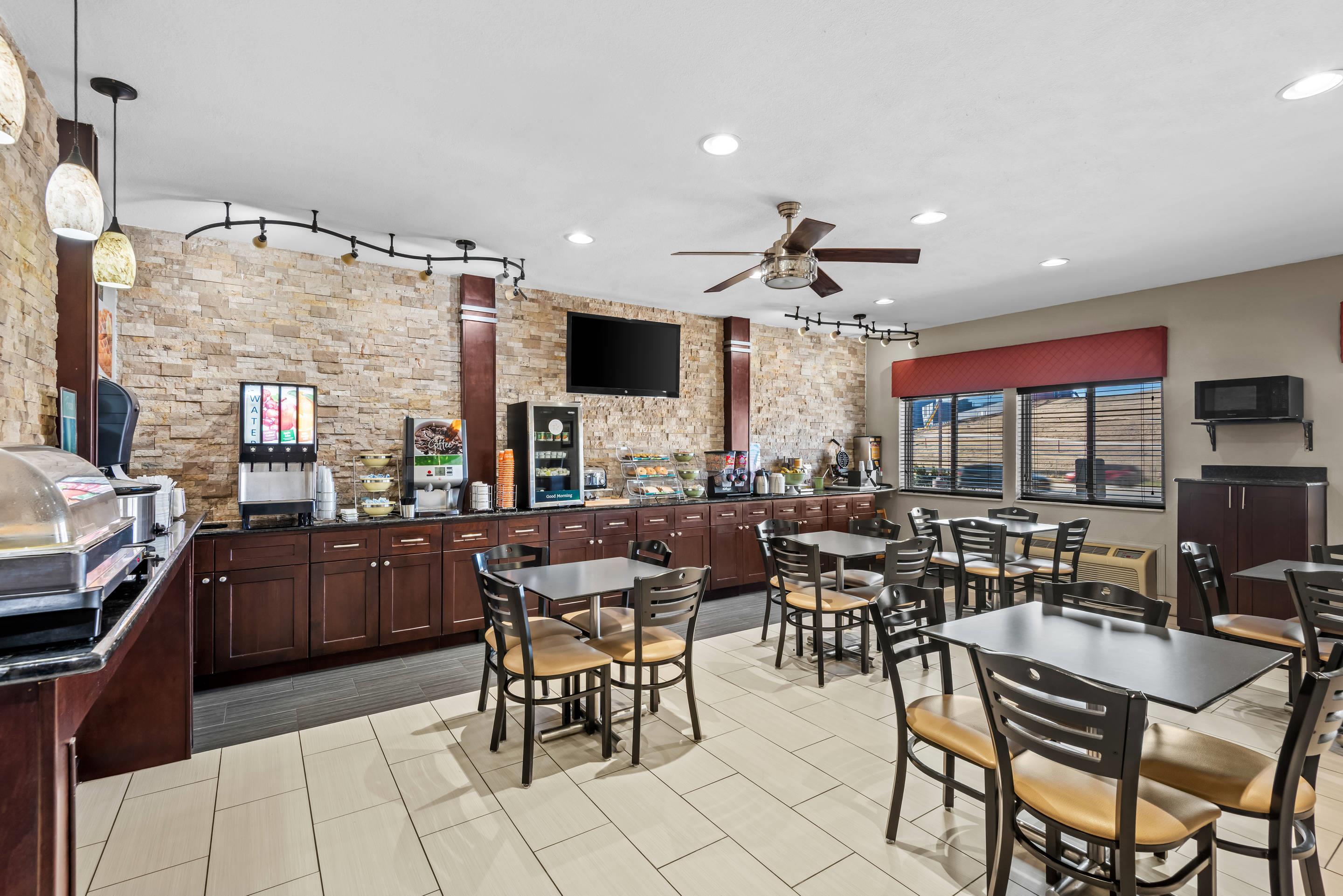 Enjoy breakfast in this seating area | Quality Inn & Suites Des Moines Airport