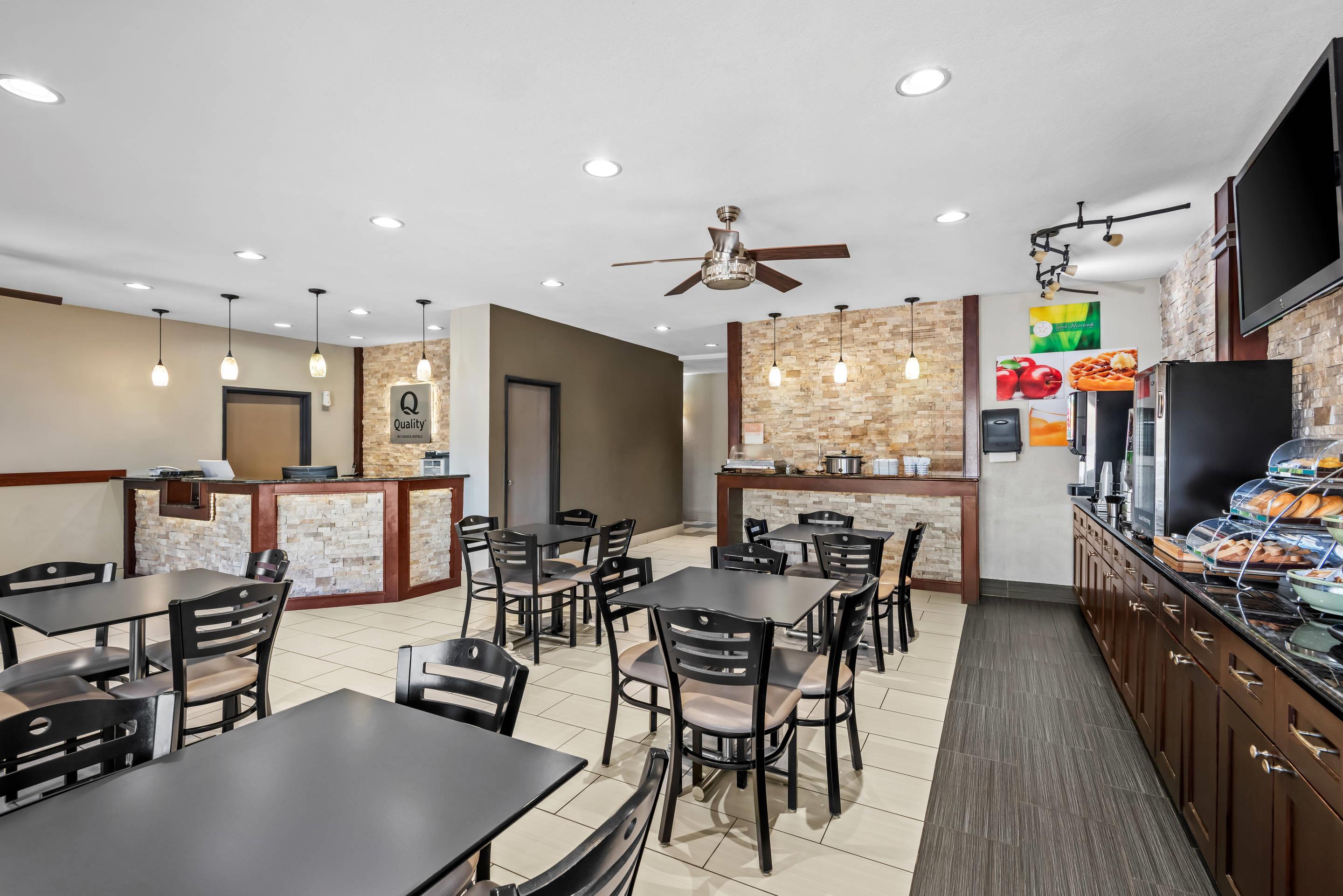 Enjoy breakfast in this seating area | Quality Inn & Suites Des Moines Airport