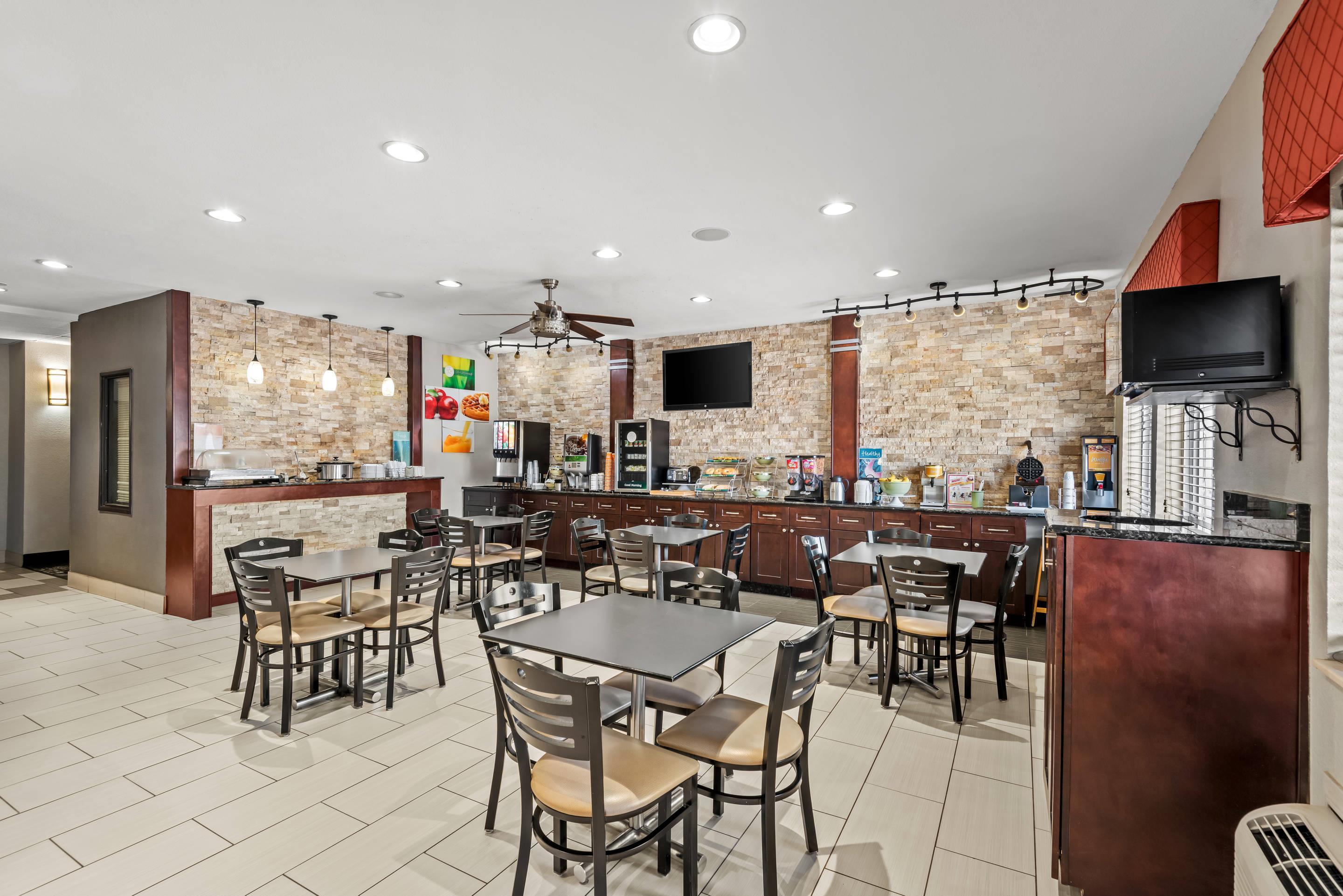 Enjoy breakfast in this seating area | Quality Inn & Suites Des Moines Airport
