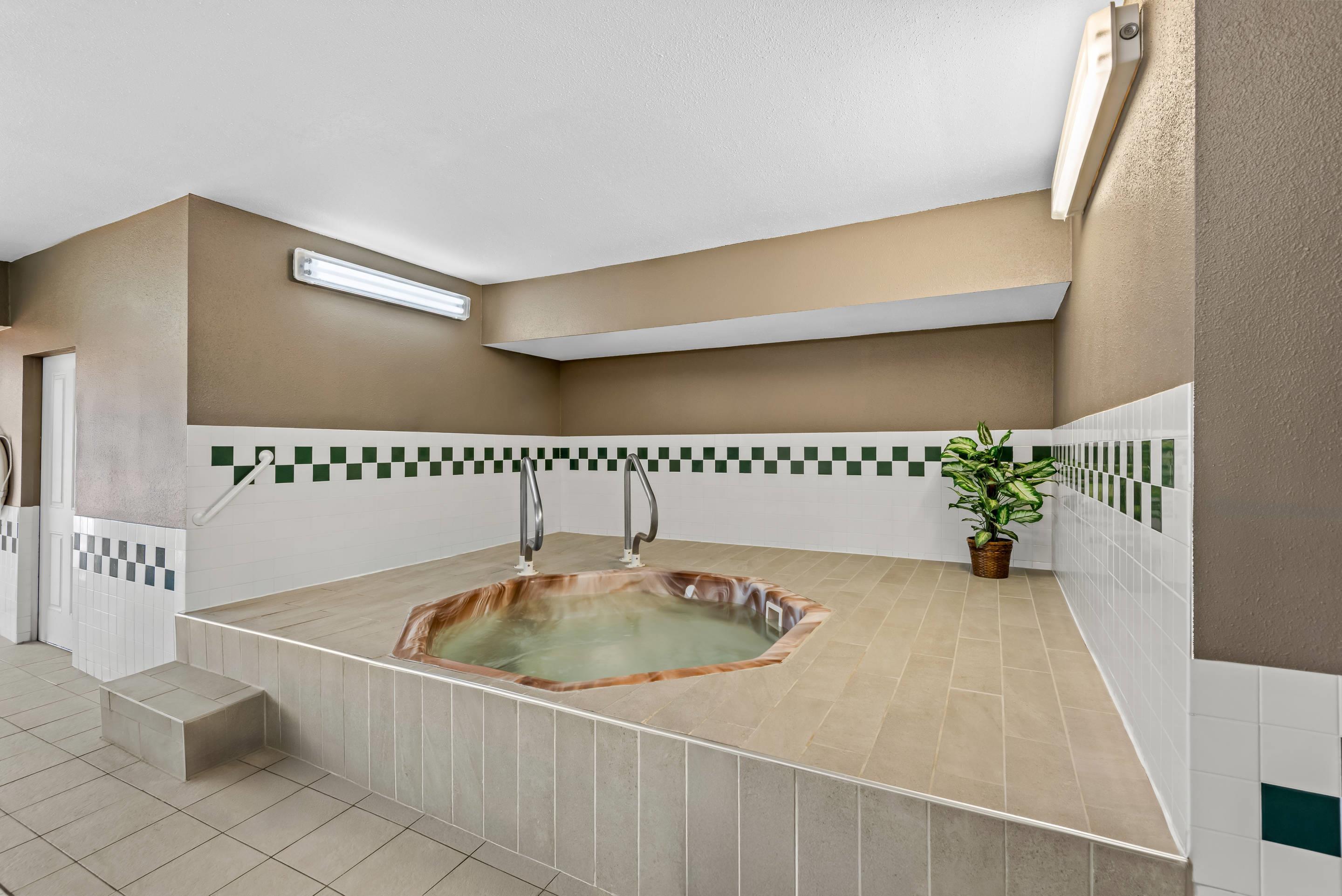 Indoor hot tub | Quality Inn & Suites Des Moines Airport