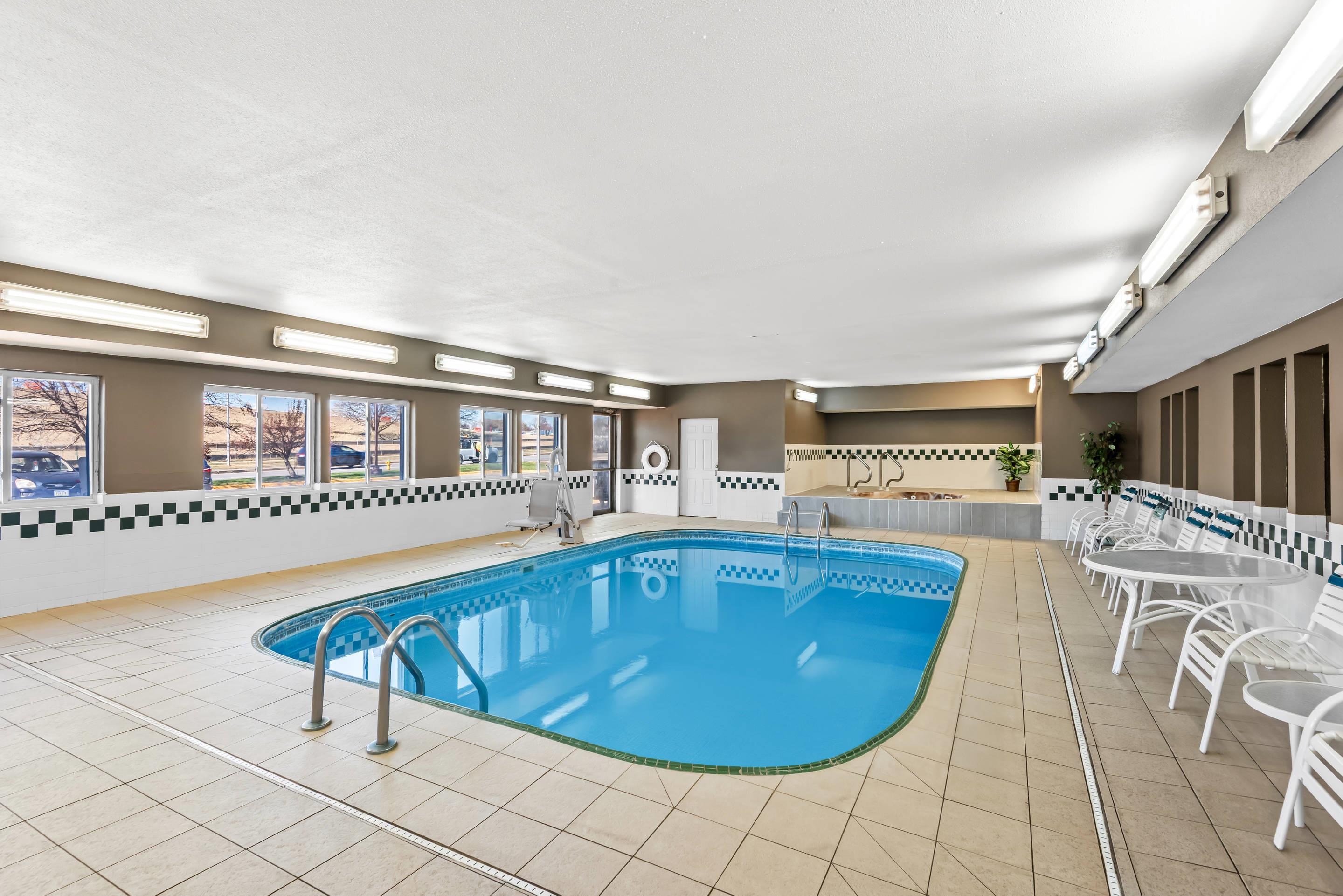 Indoor pool | Quality Inn & Suites Des Moines Airport
