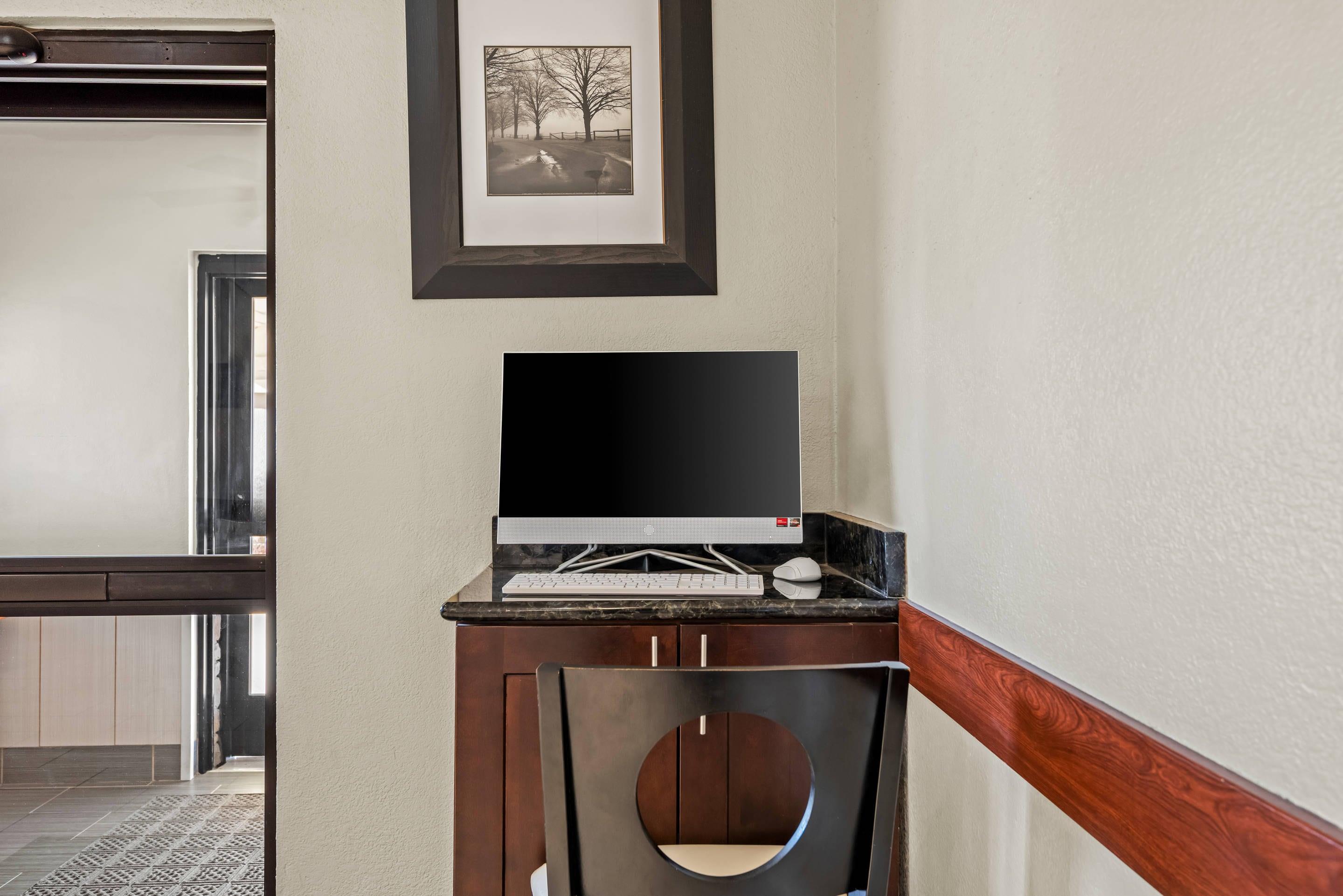 Business center | Quality Inn & Suites Des Moines Airport