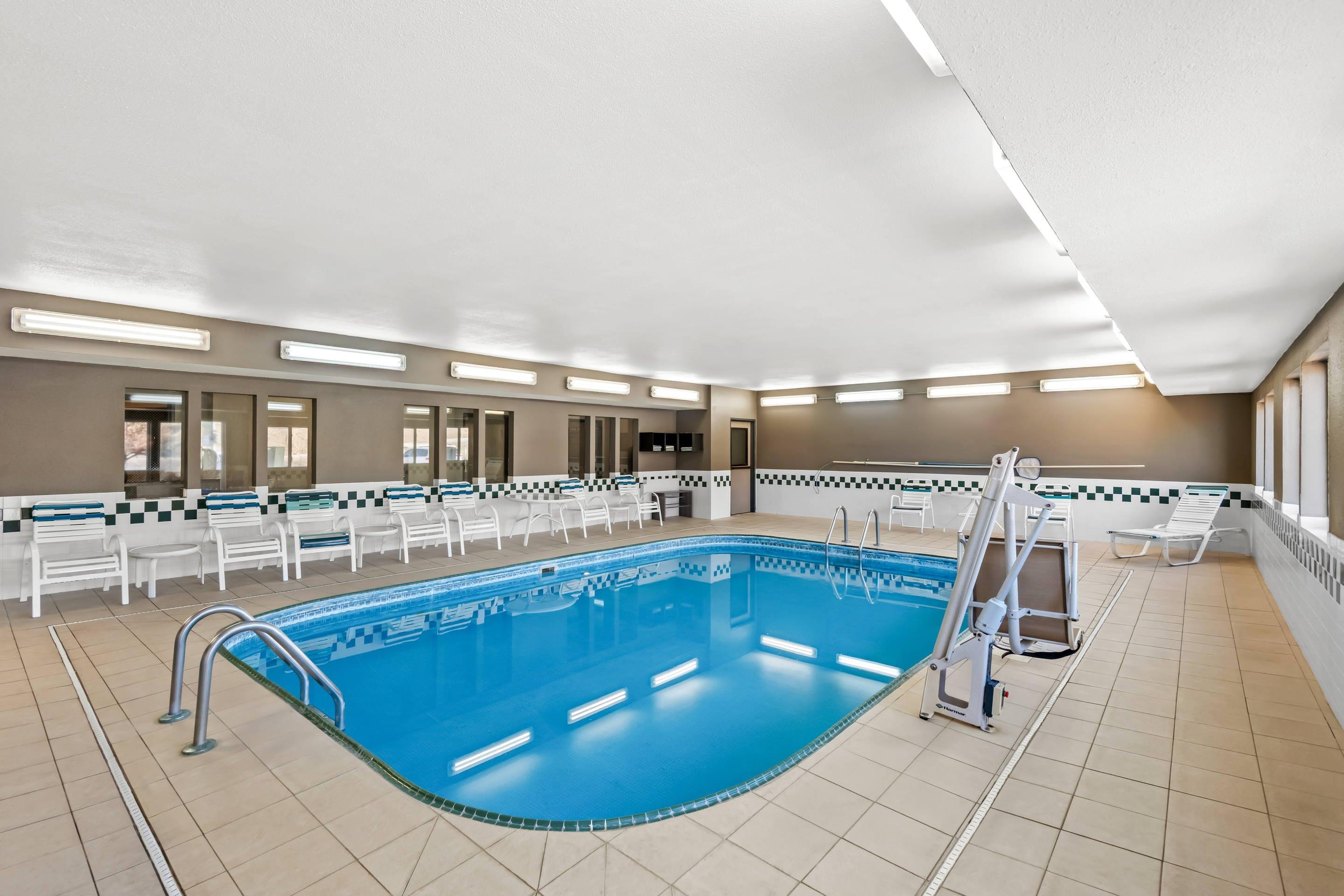 Indoor pool | Quality Inn & Suites Des Moines Airport