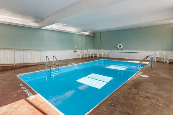 Pool - Quality Inn & Suites Mason City