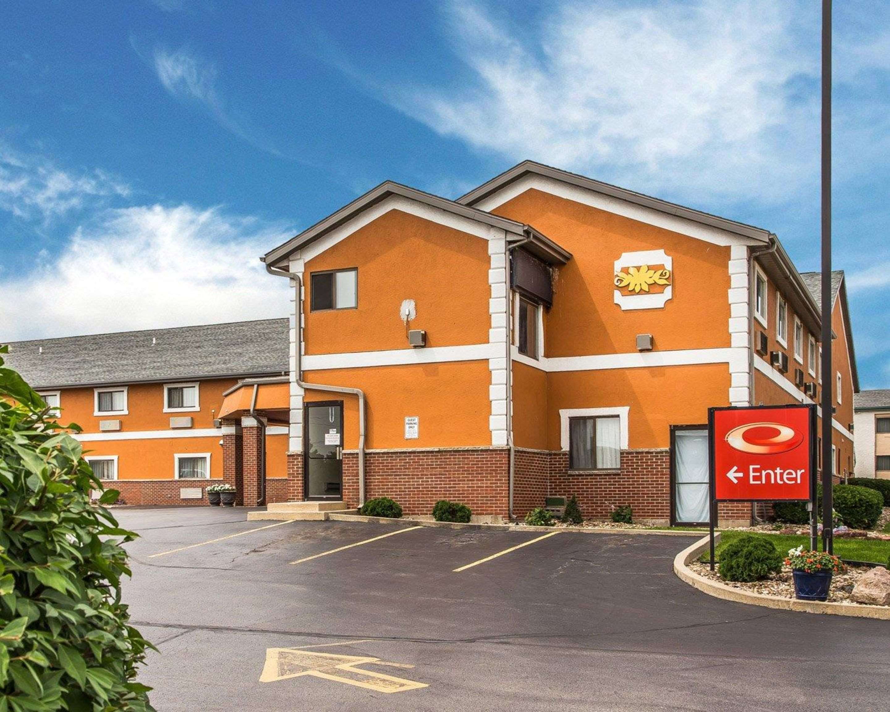 Hotel exterior | Econo Lodge Airport