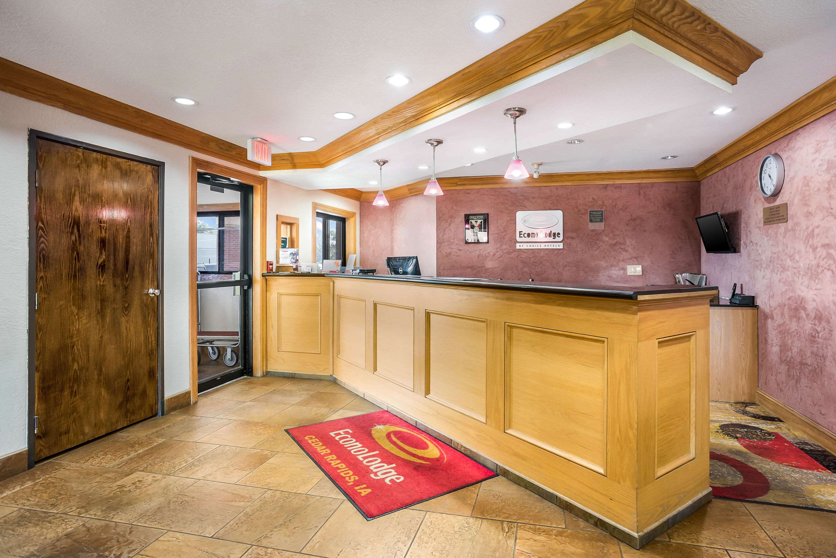 Front desk | Econo Lodge Airport