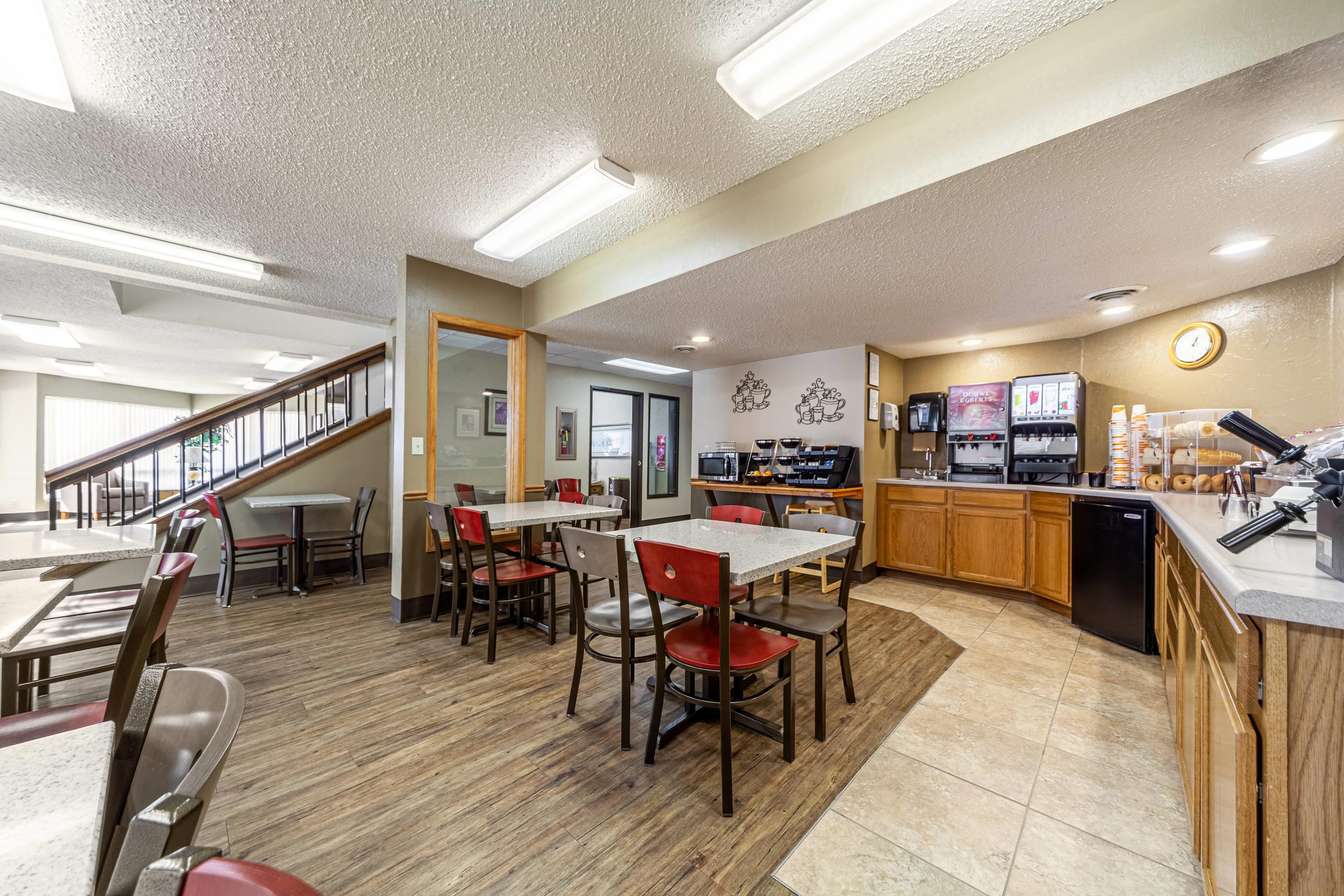 Breakfast area | Econo Lodge Sioux Center